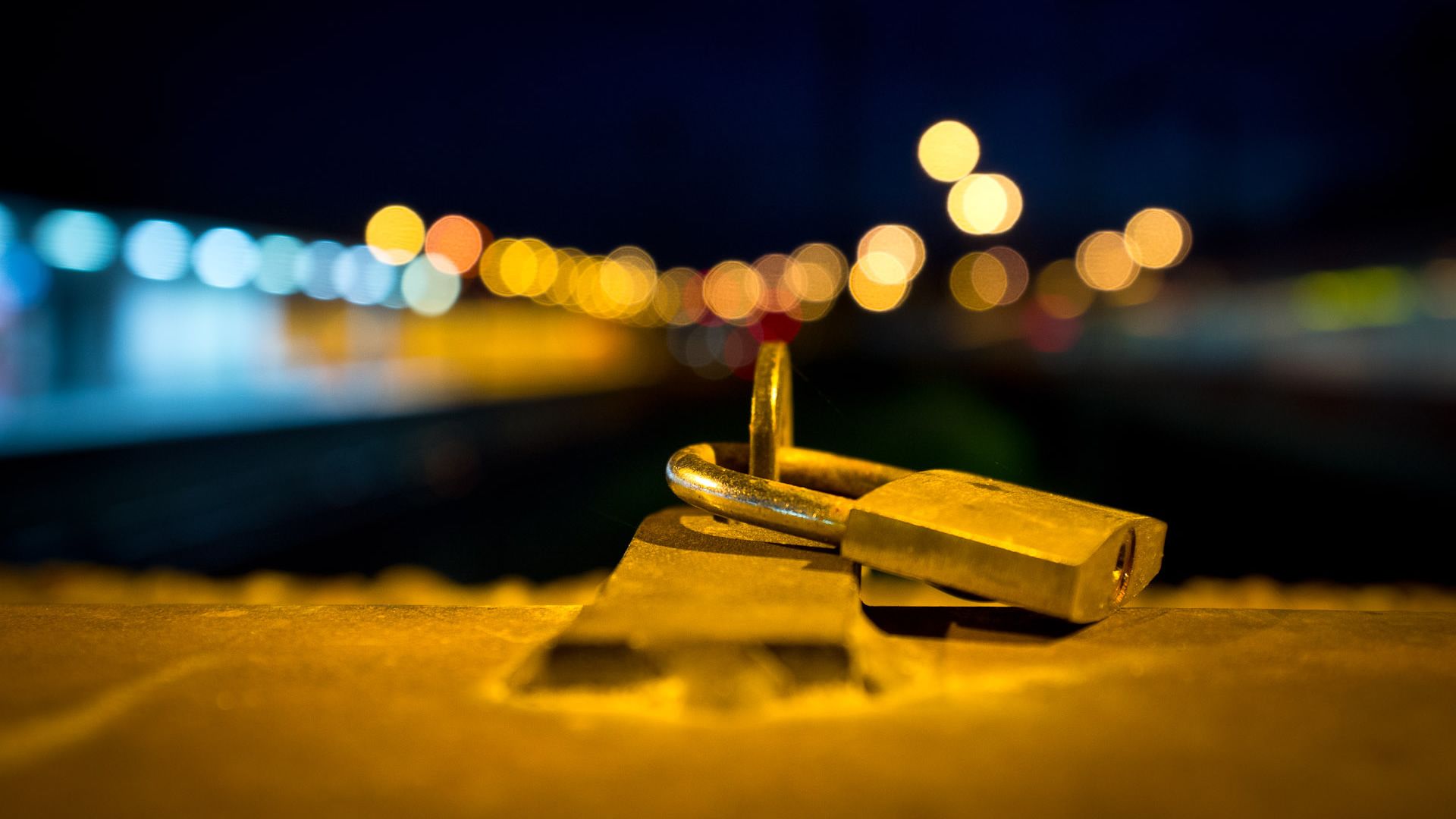 Free download Padlock with Blurred City Lights HD Wallpaper 1080p