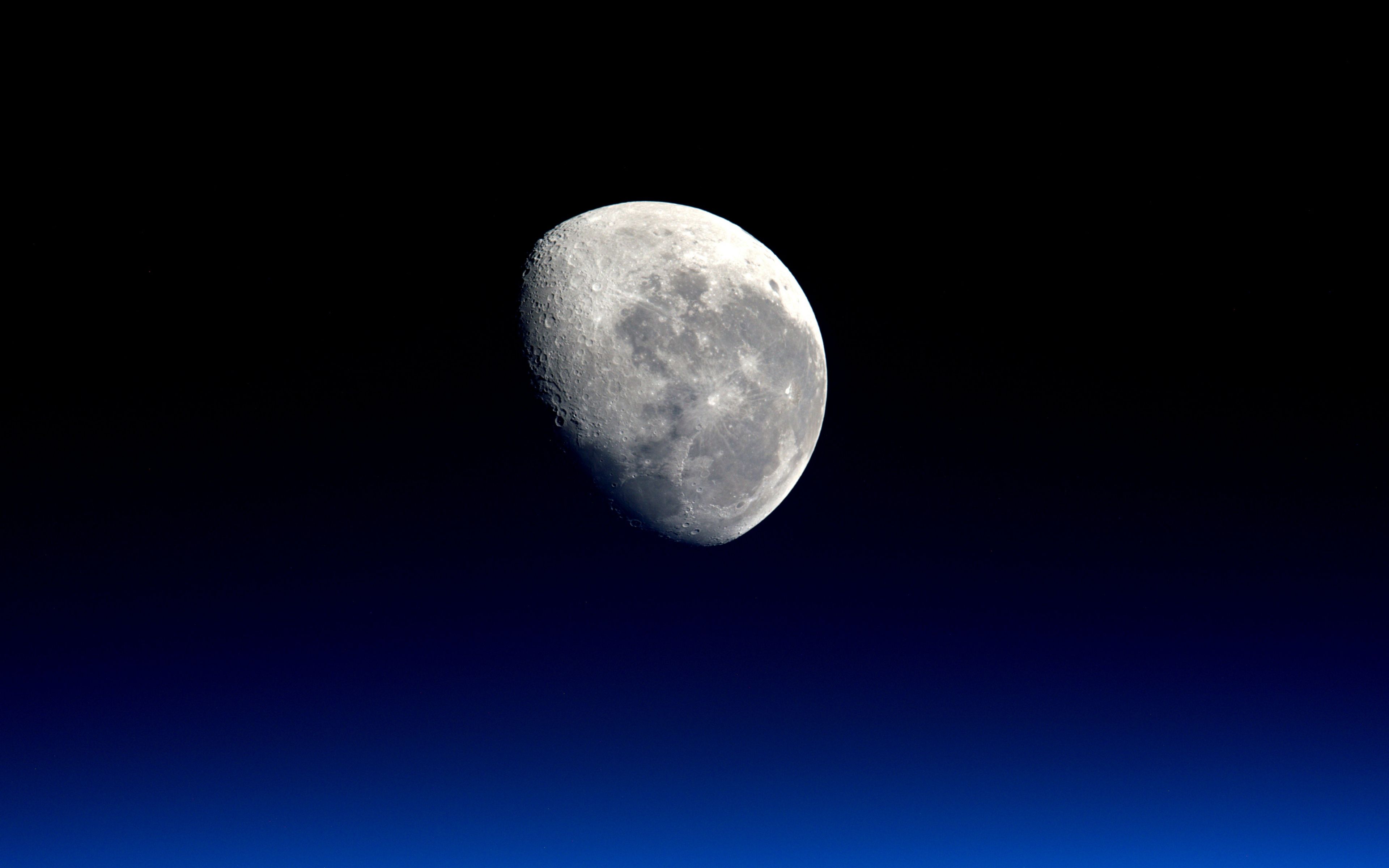 Download 3840x2400 wallpaper moon, gradient, planet, close up, 4k