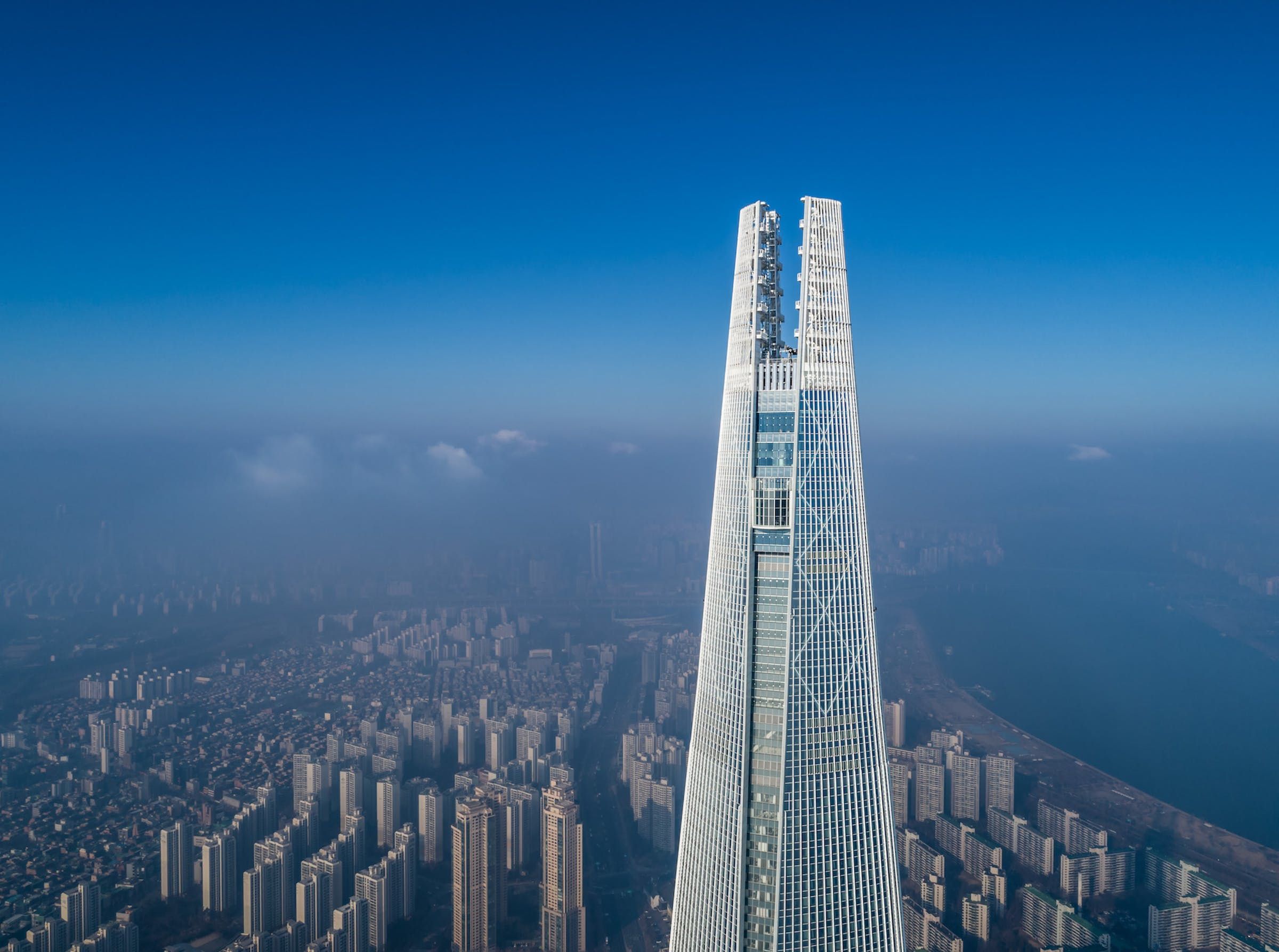 Kohn Pederson Fox Associates' Lotte World Tower in South Korea wins Emporis Skyscraper award. Lotte world, Skyscraper, Tower