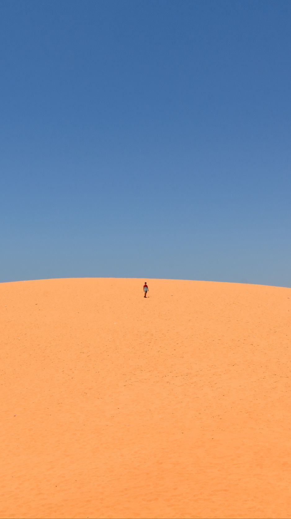 Download wallpaper 938x1668 desert, sand, man, hill, sky, clean