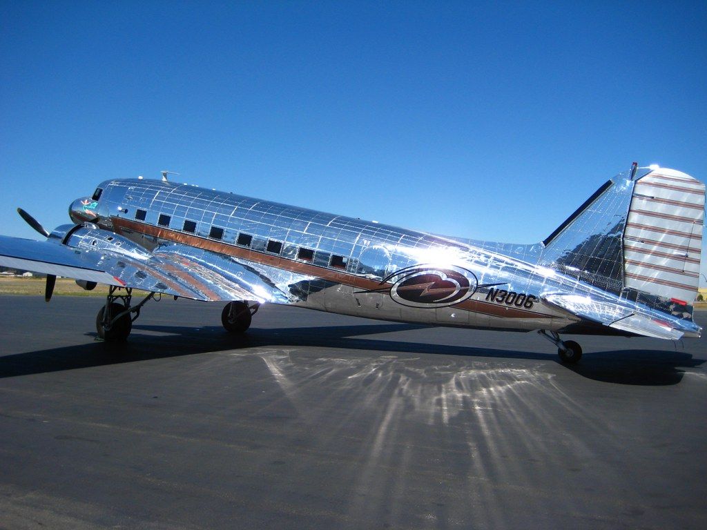 Shiny DC3 Dakota. So shiny, so very shiny. Love the patte