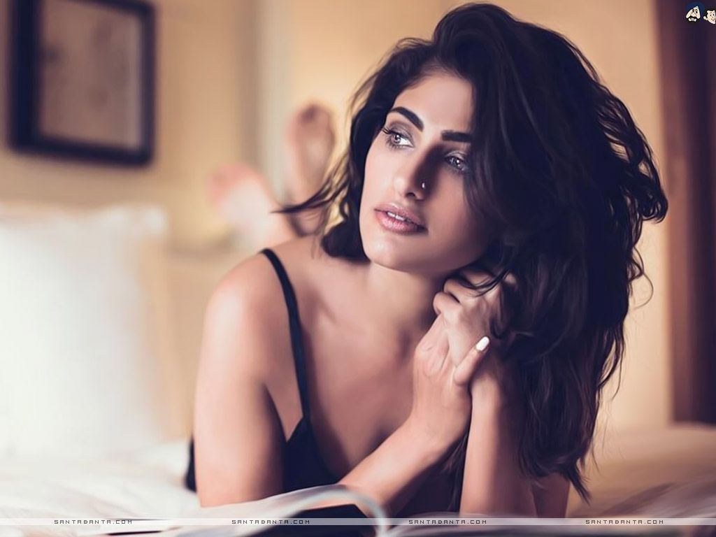 Free Download Kubbra Sait Hot HD Wallpaper