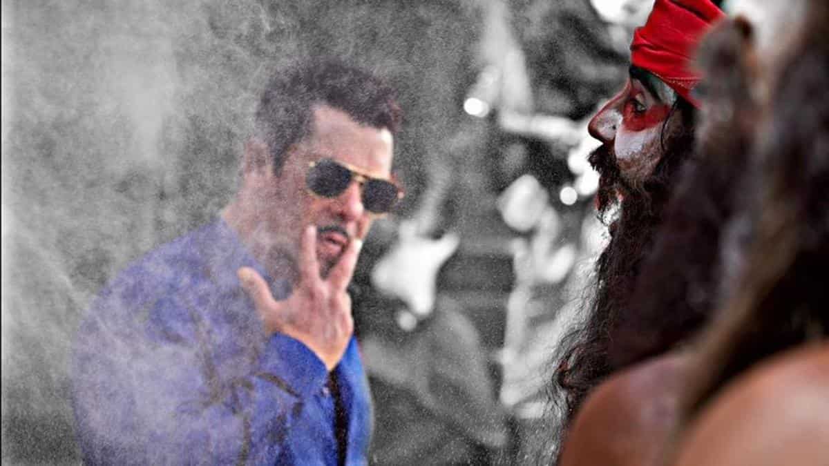 Salman Khan makes entry as Chulbul Pandey in brand new Dabangg 3