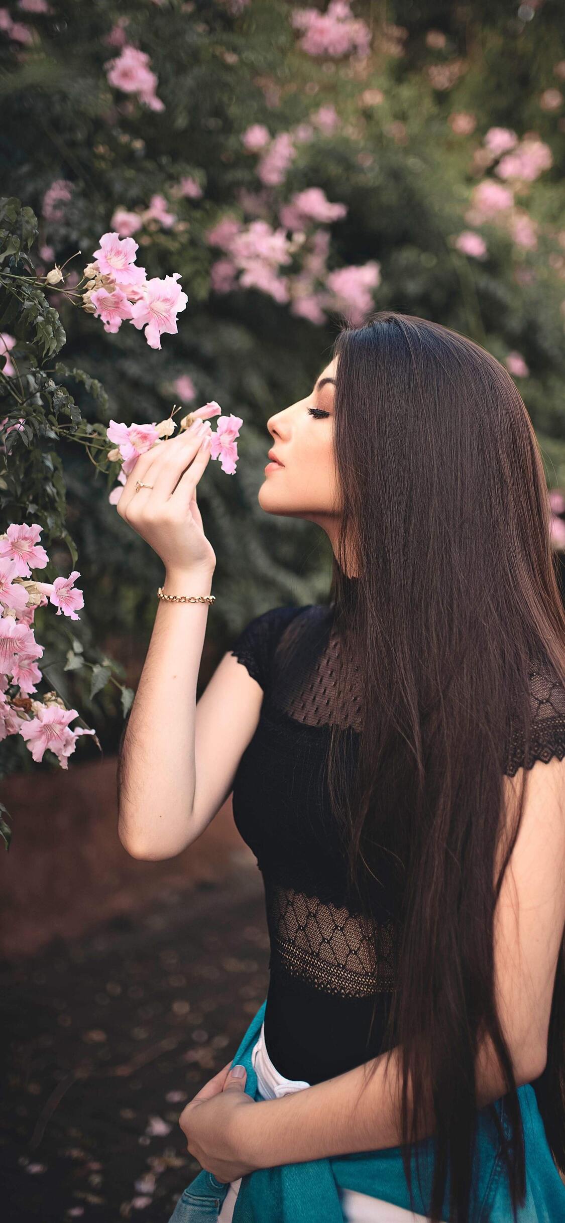 Attractive Beautiful Girl Smelling Flowers iPhone XS