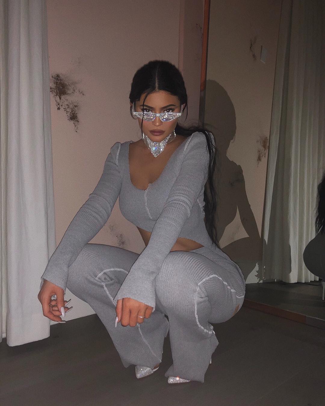 Kylie Jenner goes into mama bear mode. Over her wallpaper. WHO