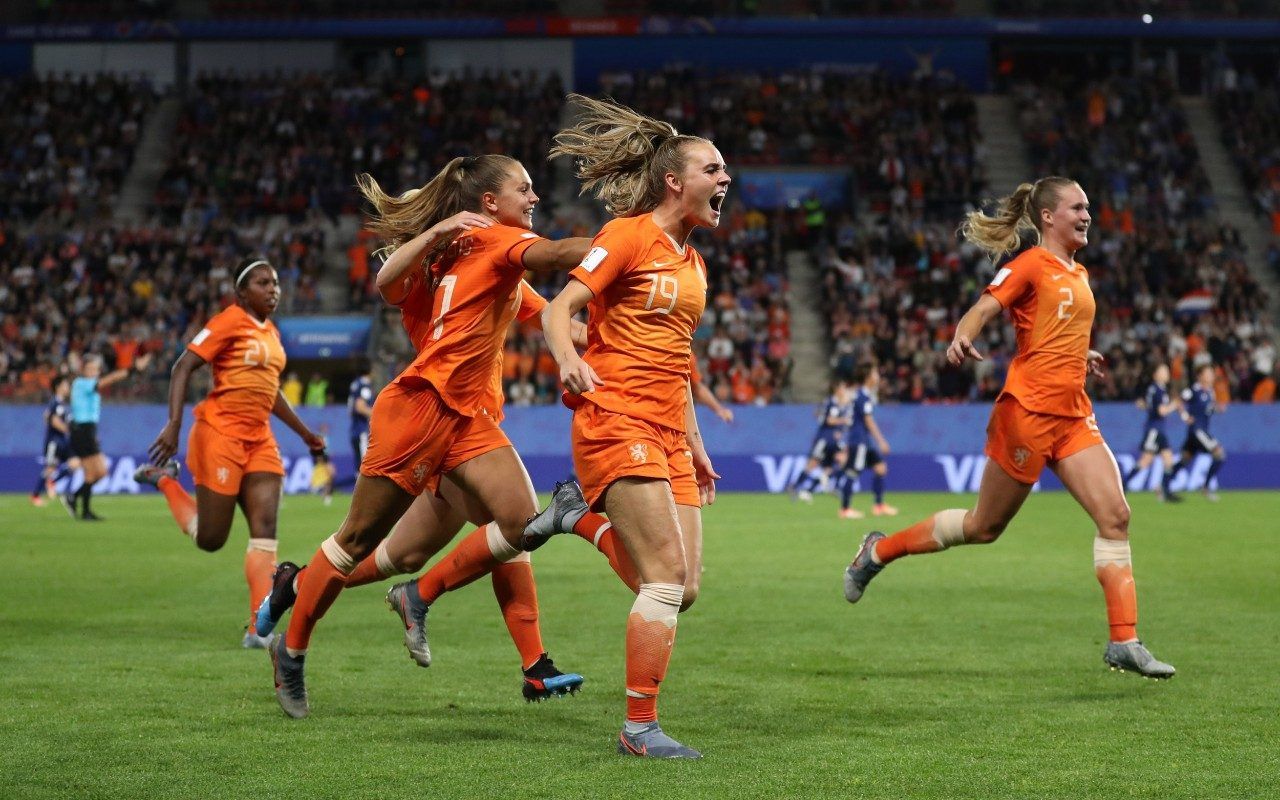 Japan devastated as late handball gifts Holland penalty to secure