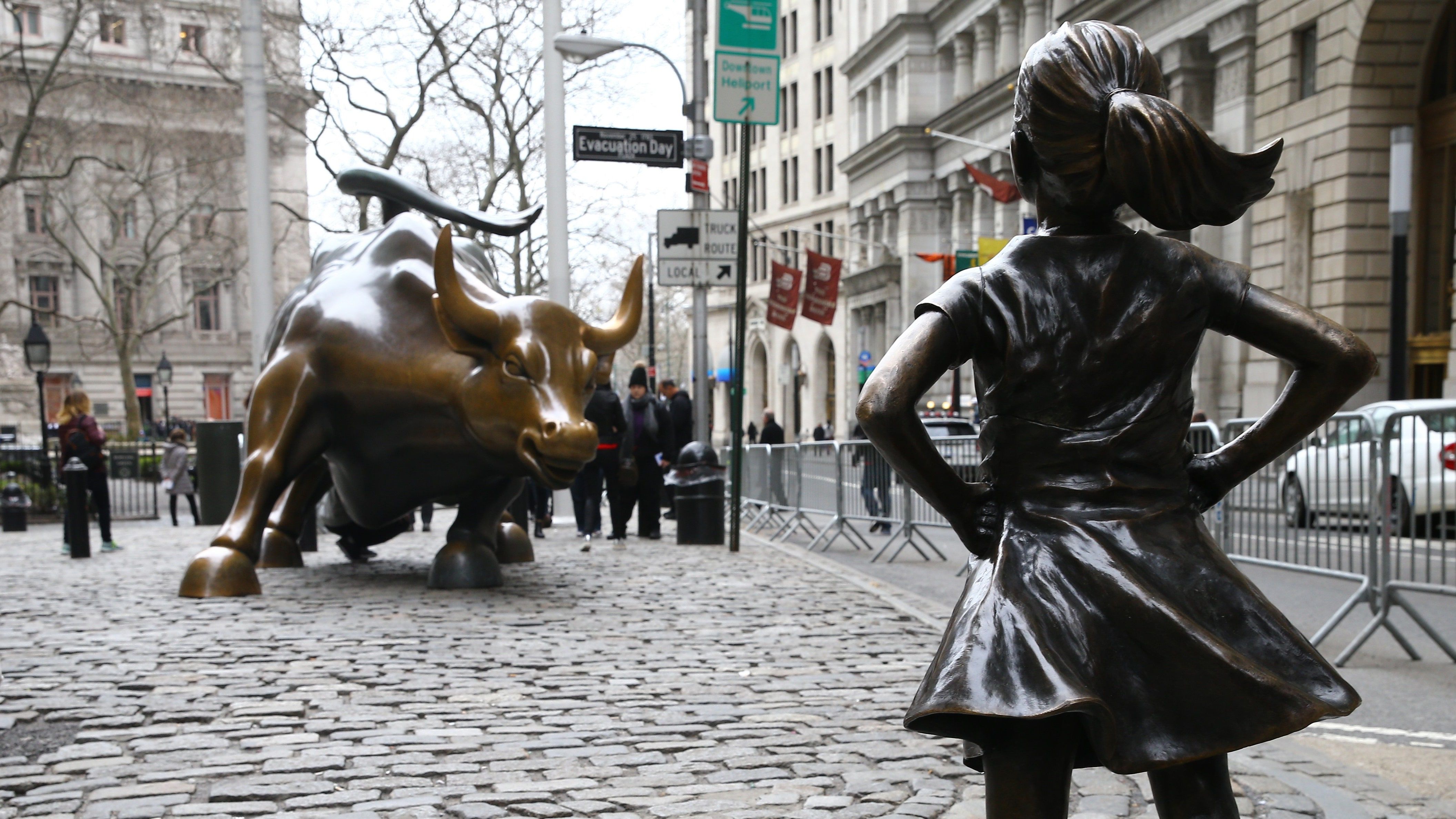 Charging Bull' Artist Calls for Removal of 'Fearless Girl' Statue
