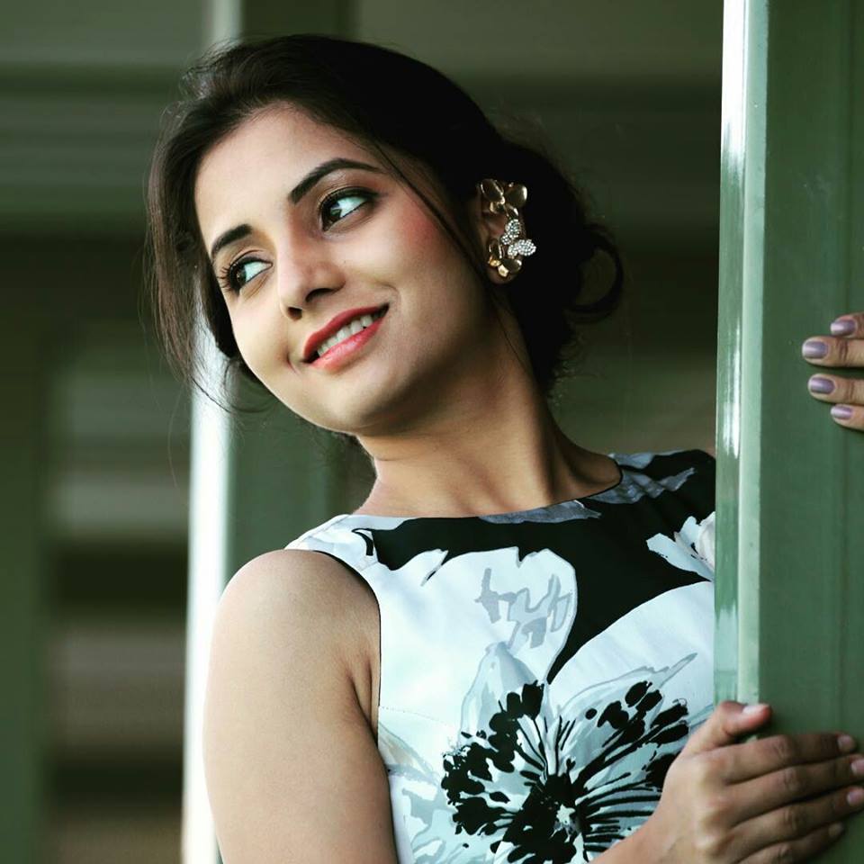 Sayali Sanjeev Beautiful Saree Photo