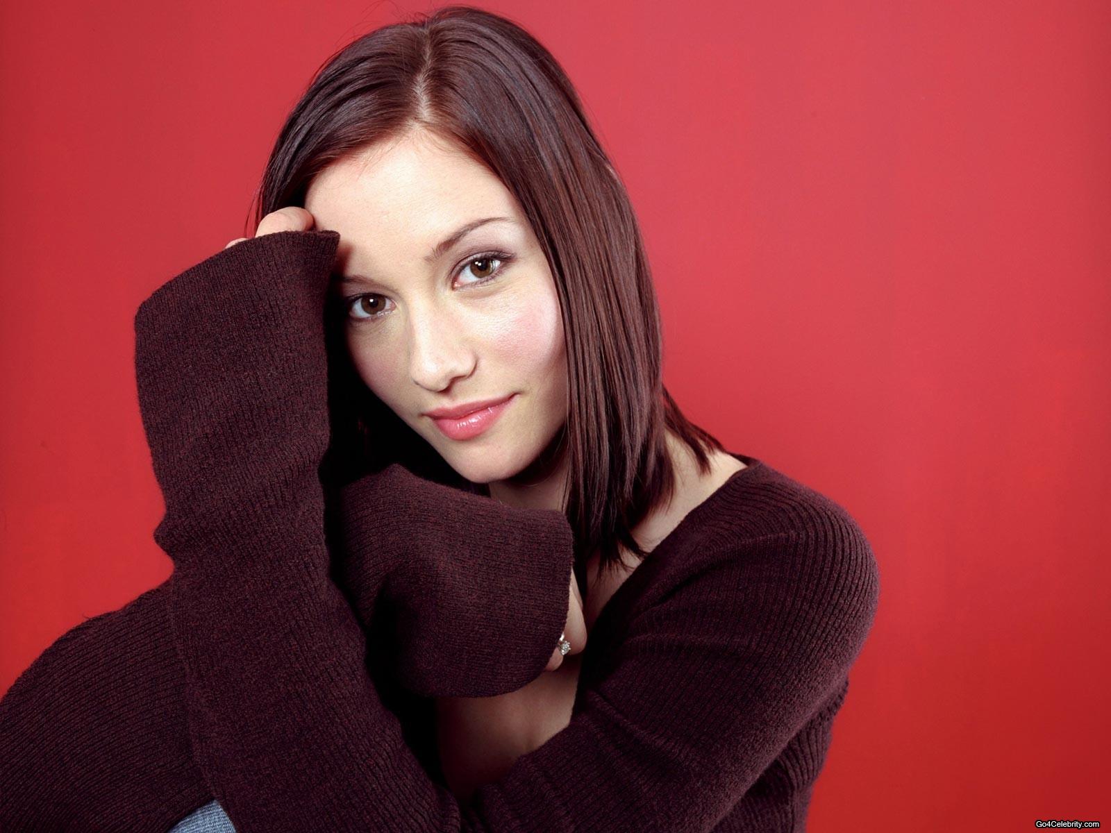 G C W: Chyler Leigh Wallpaper Biography