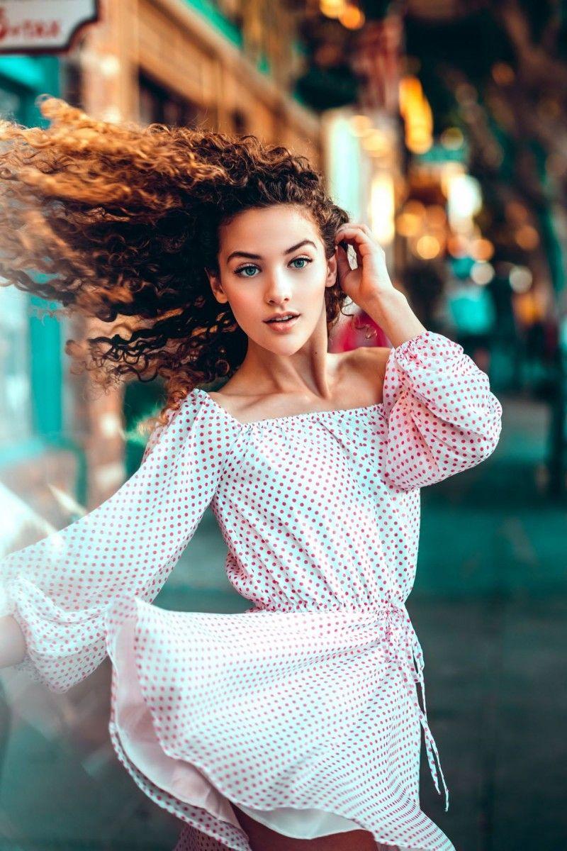 Sofie Dossi Wallpaper