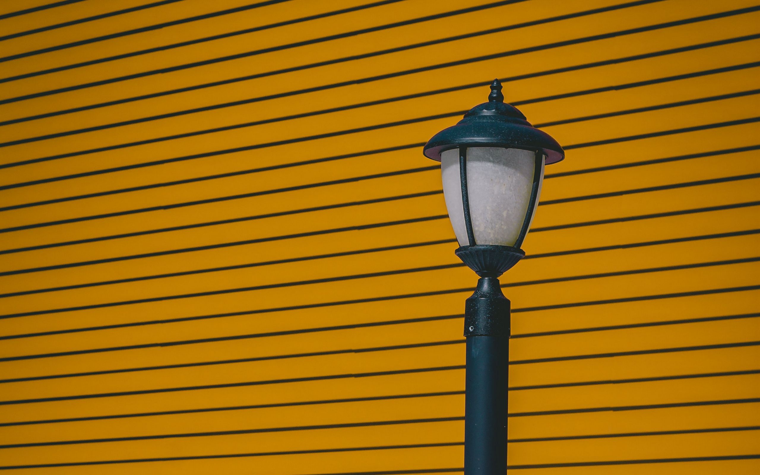 Download wallpaper 2560x1600 lamp post, wall, pillar, stripes