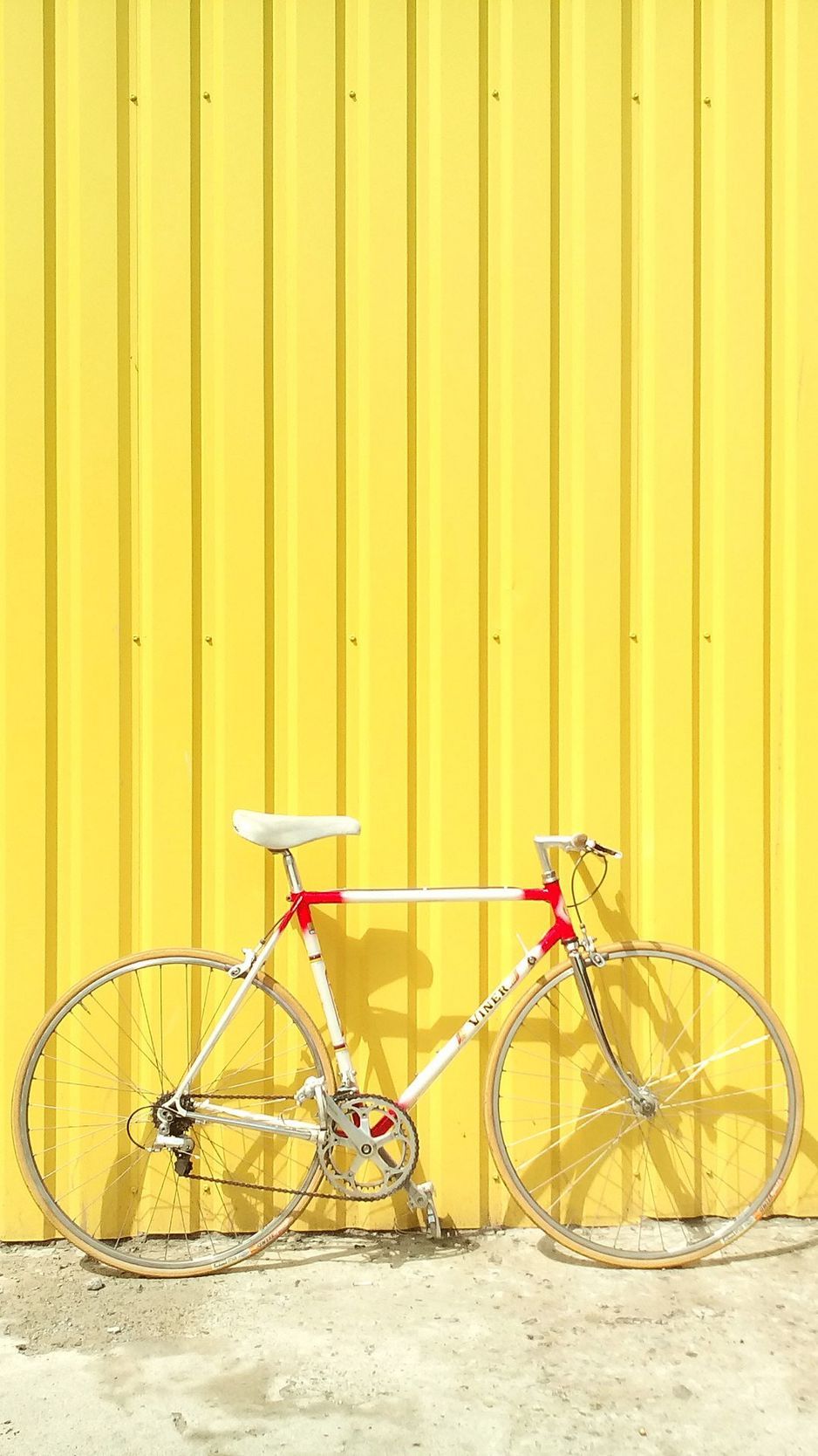 Download wallpaper 938x1668 bicycle, wall, yellow, summer iphone 8