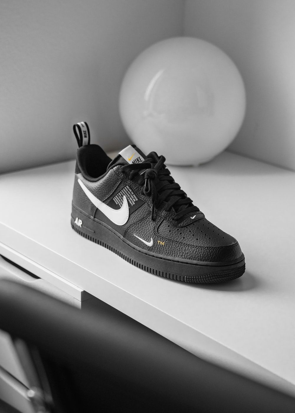 Unpaired OFF WHITE X Nike Air Force 1 Low Top Sneaker Photo