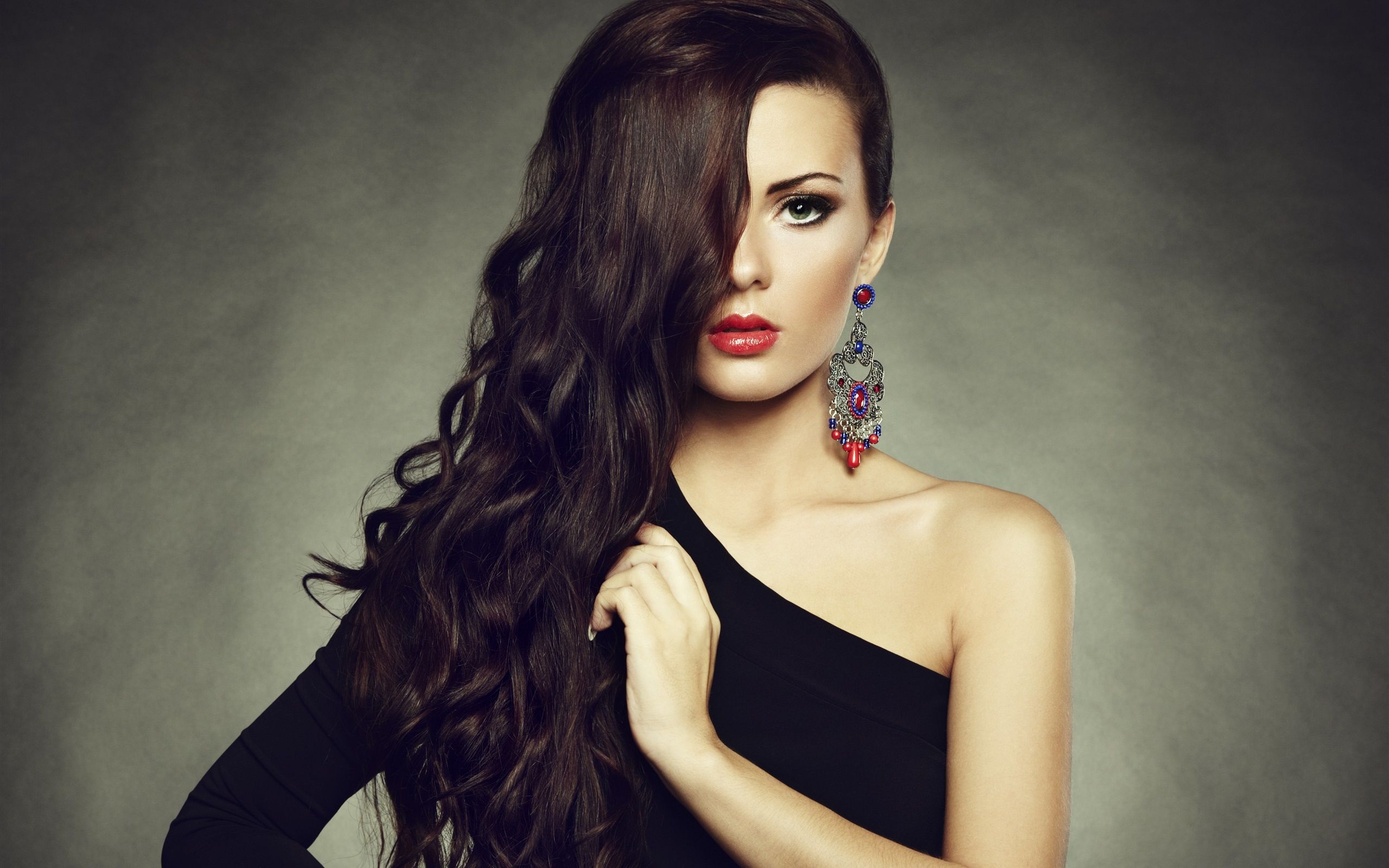Makeup Fashion Girl Red Lips Long Hair Earrings Shoulder Black
