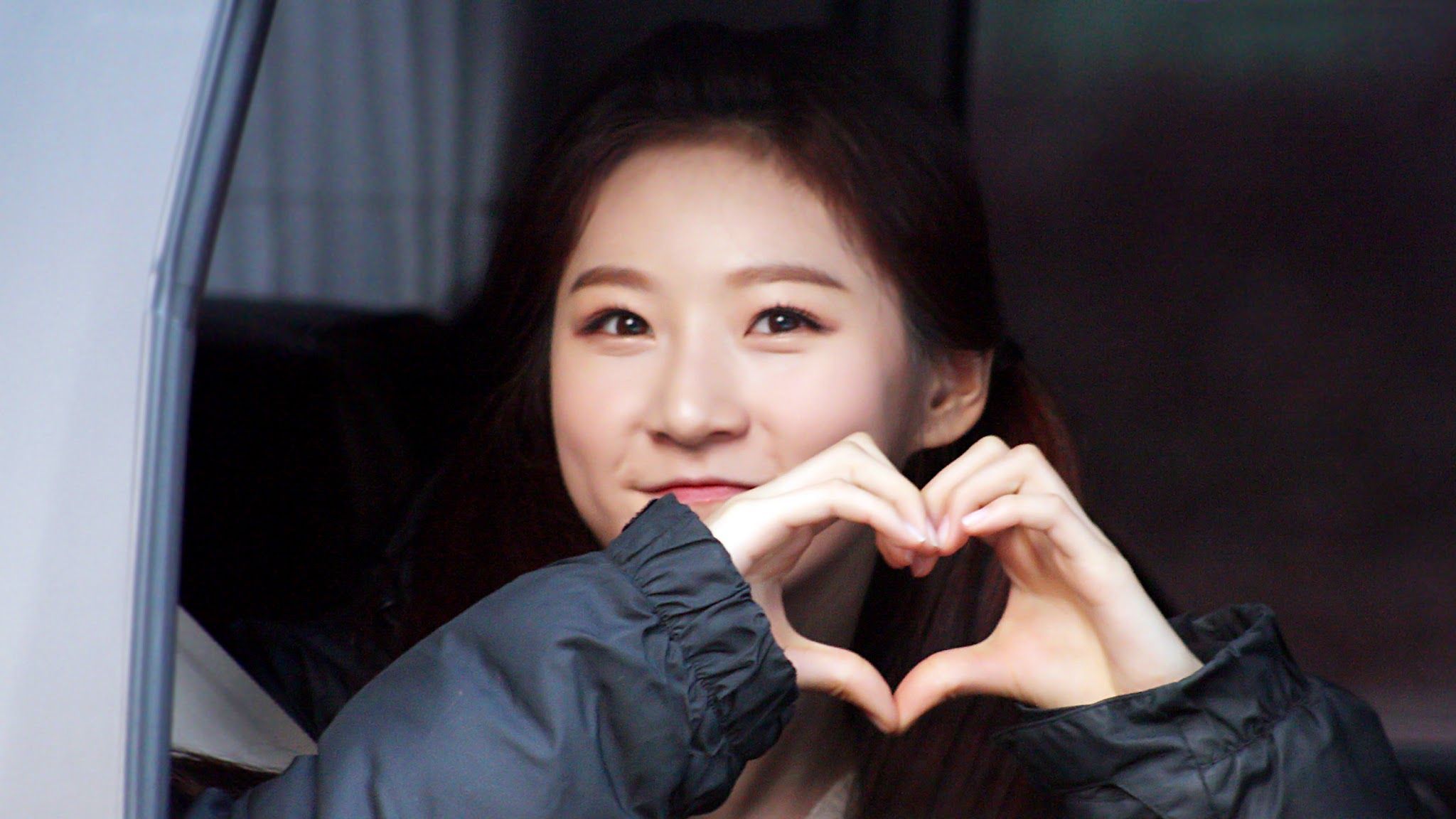 Kim Sae Ron Cute Heart Wallpaper