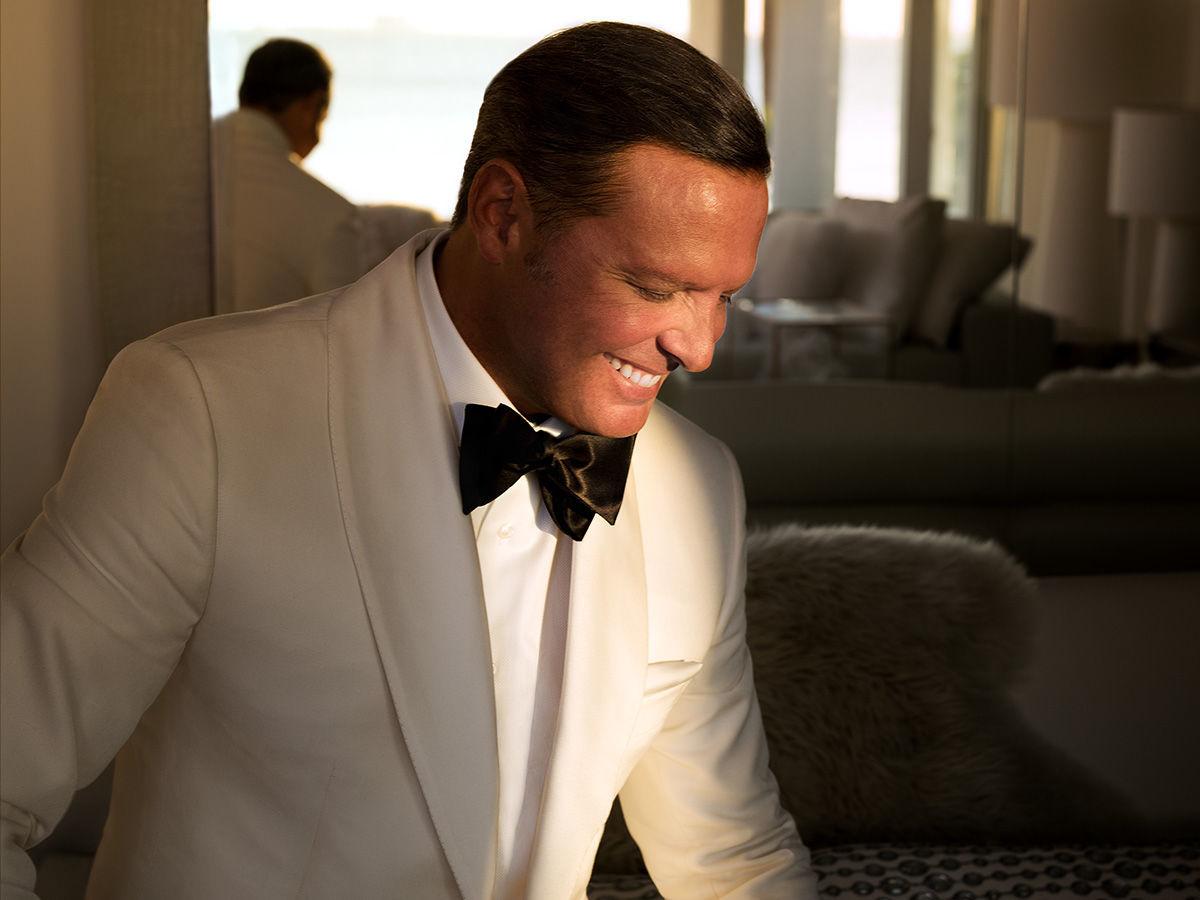 Luis Miguel offers mix of ballads and upbeat tunes in concert