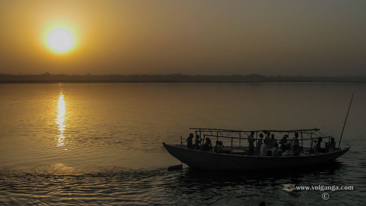 Sunrise at the river Ganges, Varanasi Exclusive Wallpaper