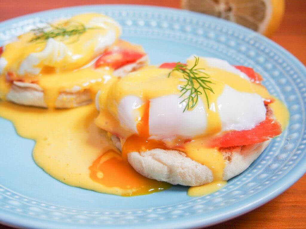 Eggs Royale (smoked salmon eggs Benedict)'s Cooking
