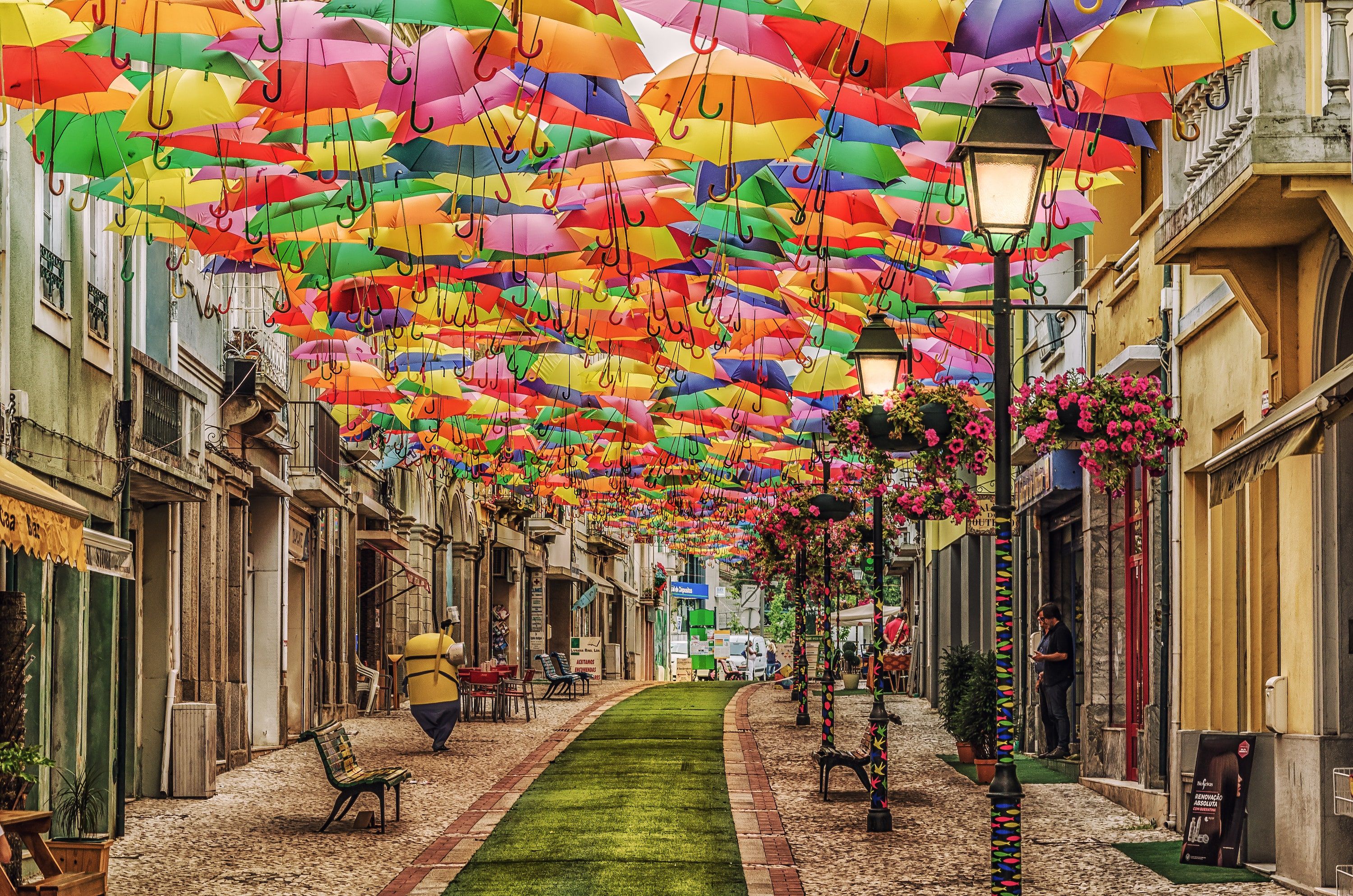 Живописный город. Агеда Португалия. Аллея зонтиков в Португалии. Улица парящих зонтиков, Агеда, Португалия. Аллея парящих зонтиков в Португалии.