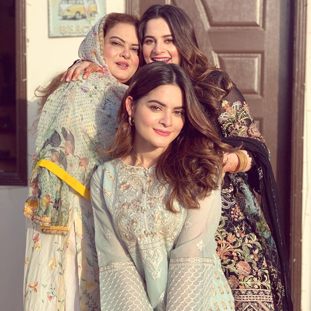 Aiman Khan & Minal Khan Eid Picture with Family