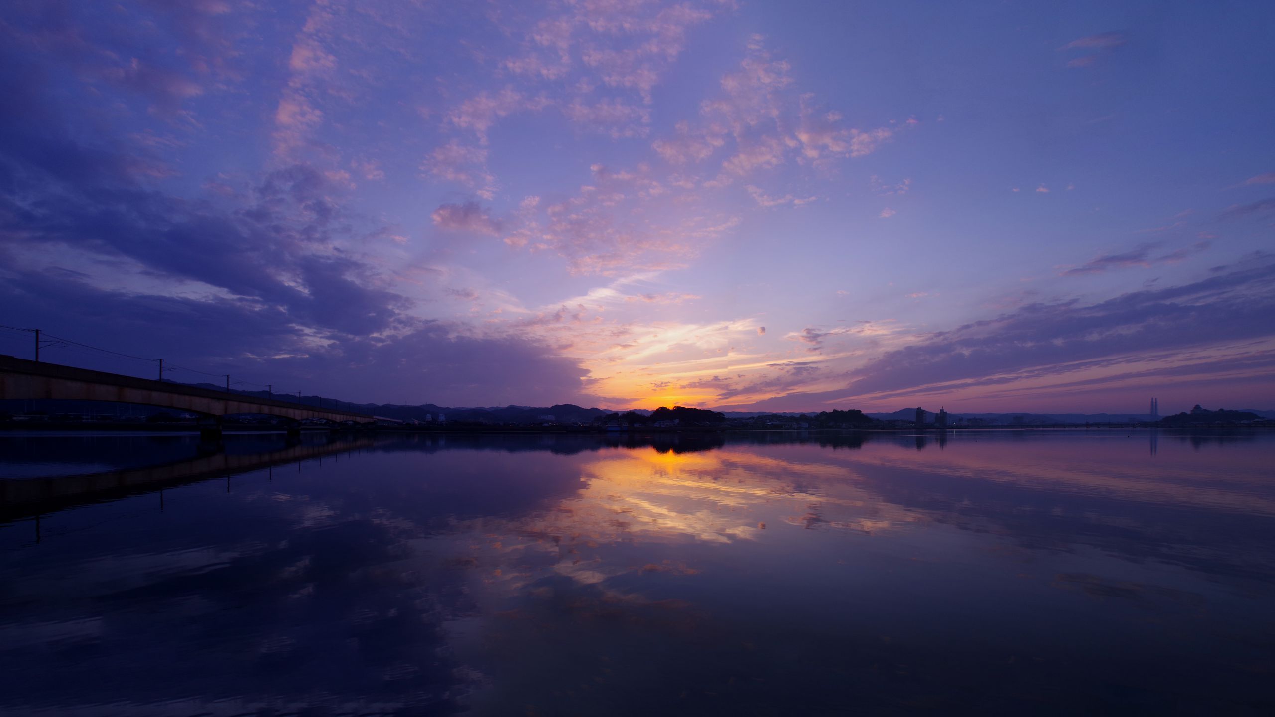 Download wallpaper 2560x1440 river, sunset, horizon, twilight