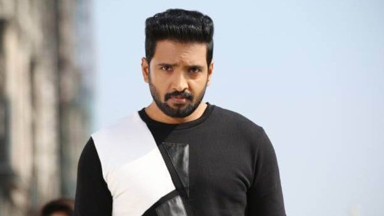 Santhanam HQ Wallpapers | Santhanam Wallpapers - 21885 - Oneindia Wallpapers