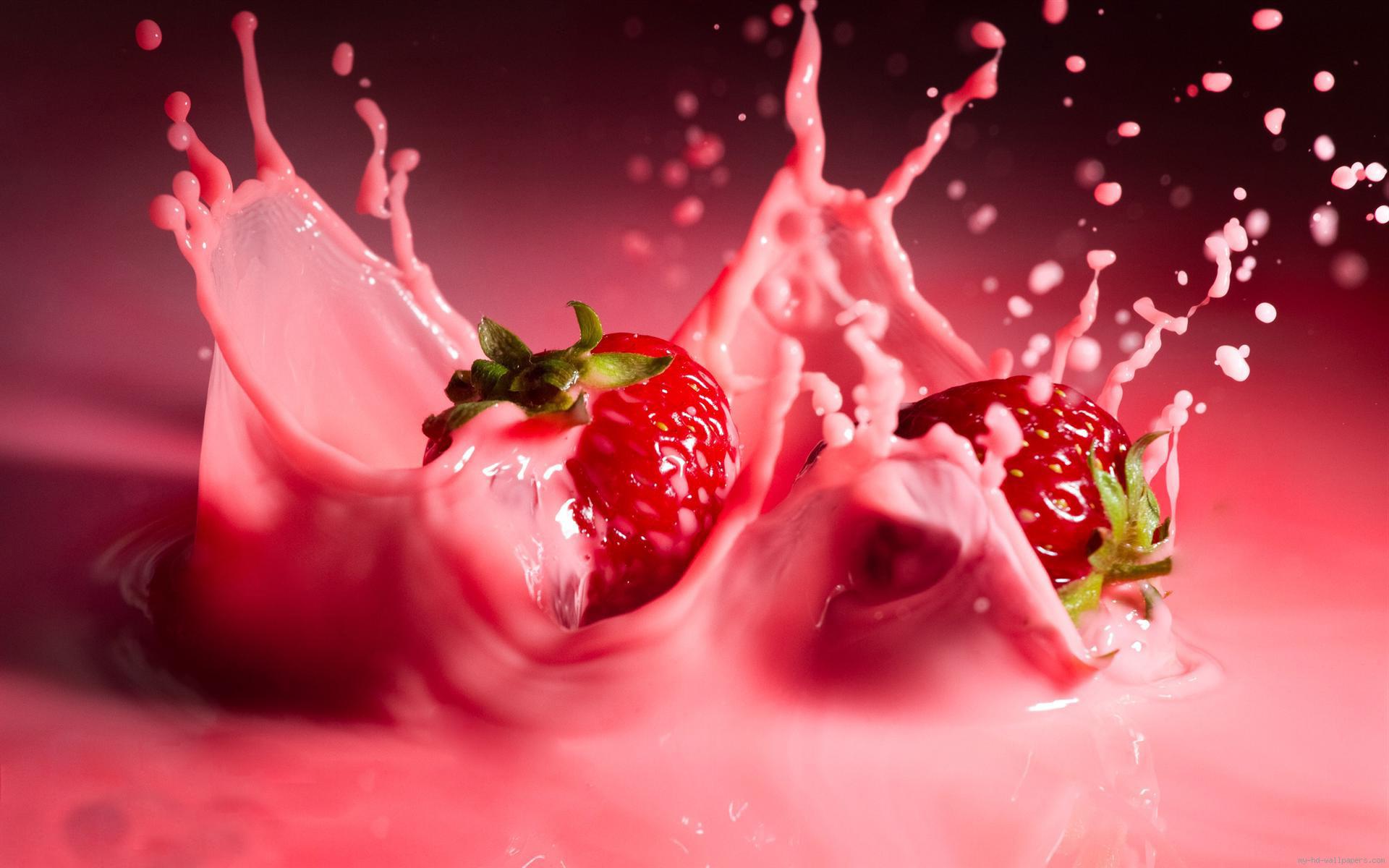 Wallpaper Strawberry falling in milk shake HD Wallpaper