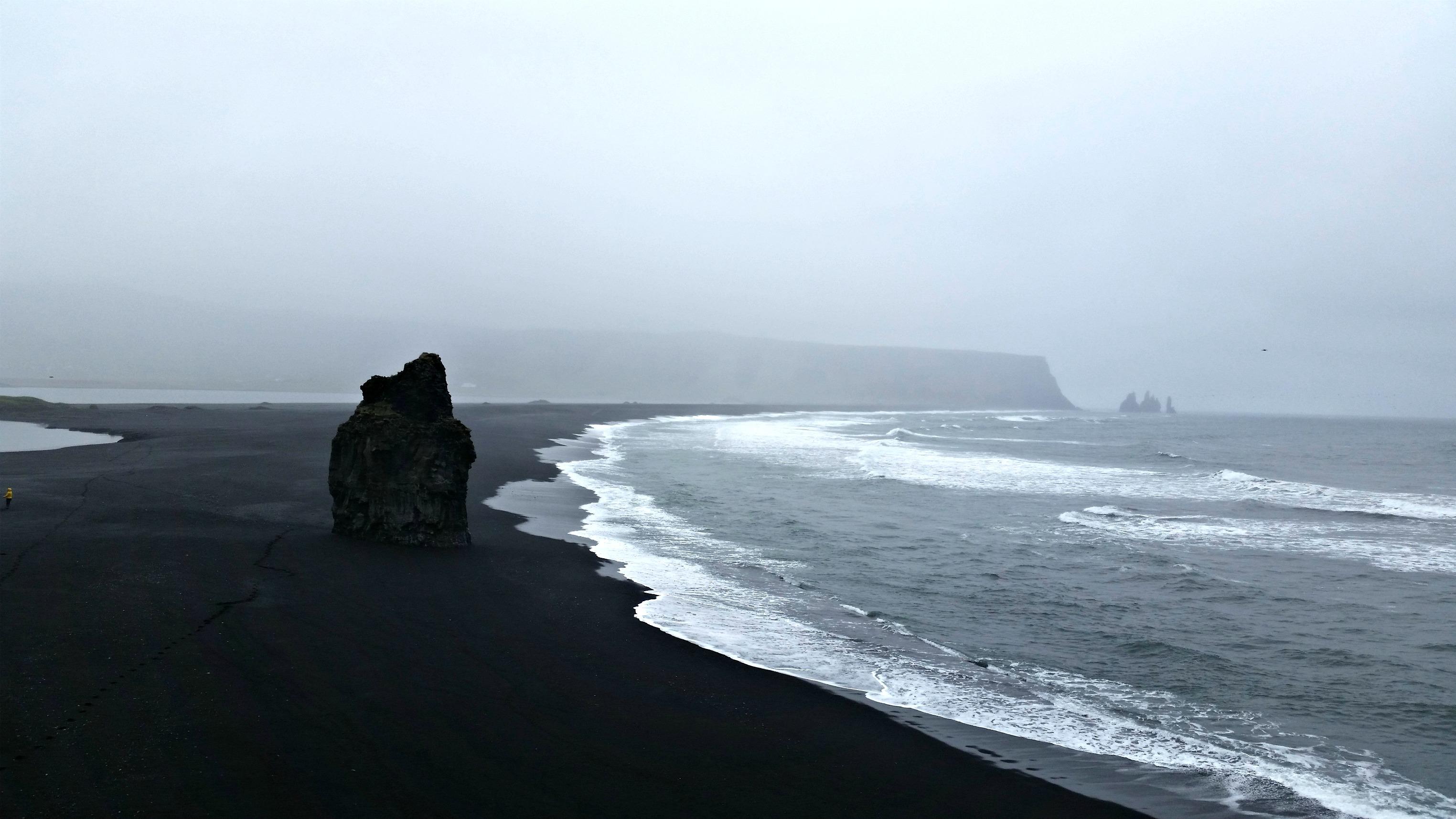 Reynisfjara, Iceland Black Sand Beach [OC] [3048x1715]