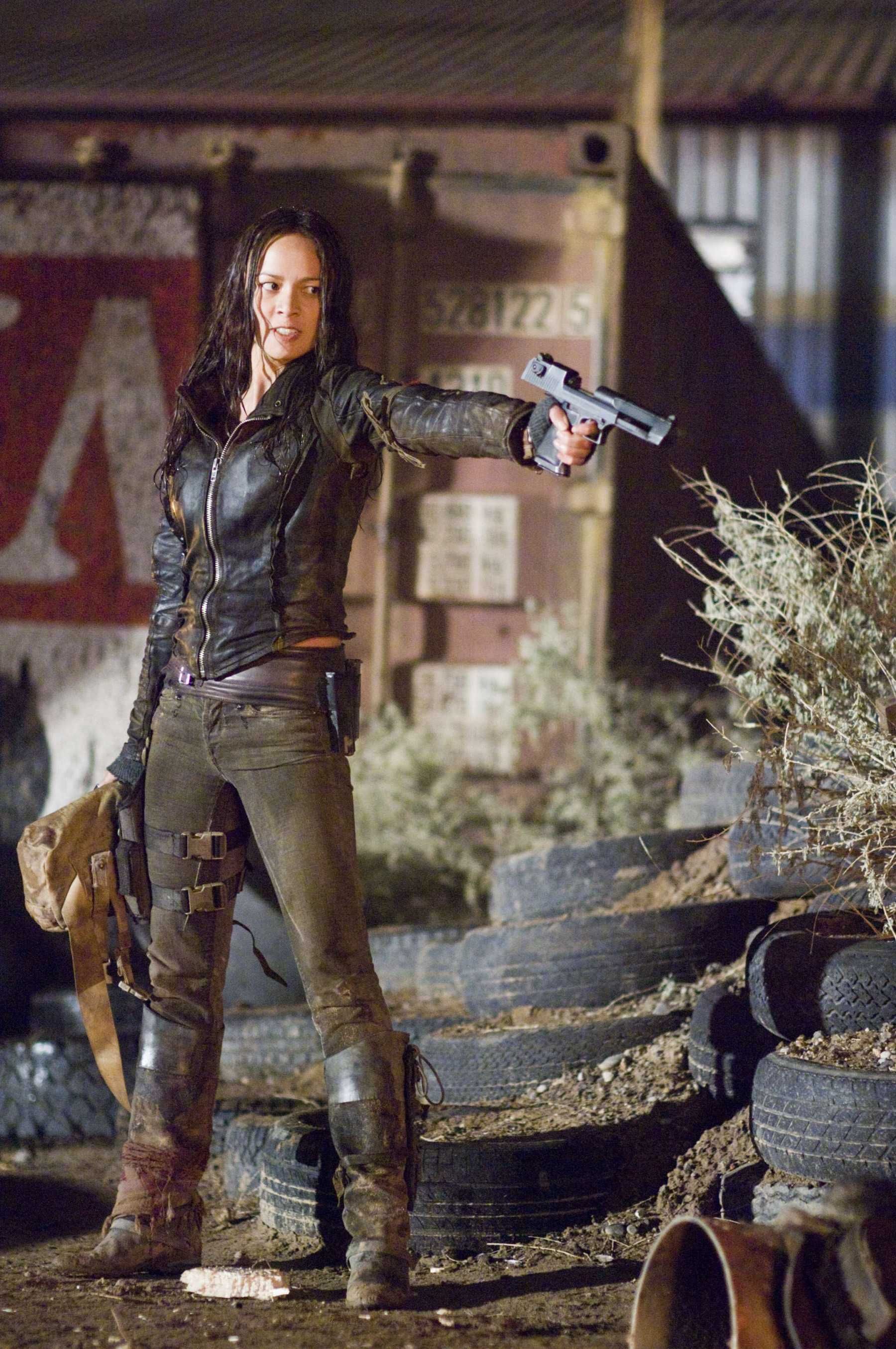 Moon Bloodgood as Blair Williams. Apocalyptic fashion, Moon