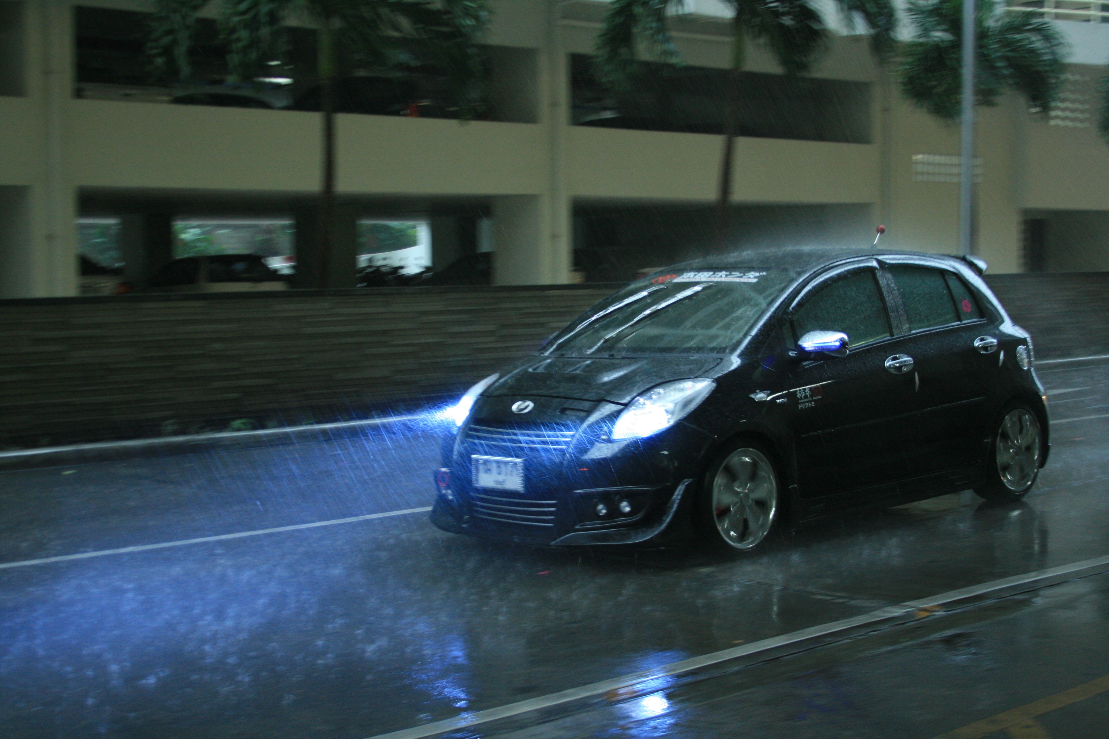 Free download 4K wallpaper Cars Rain rides pools Toyota Yaris car