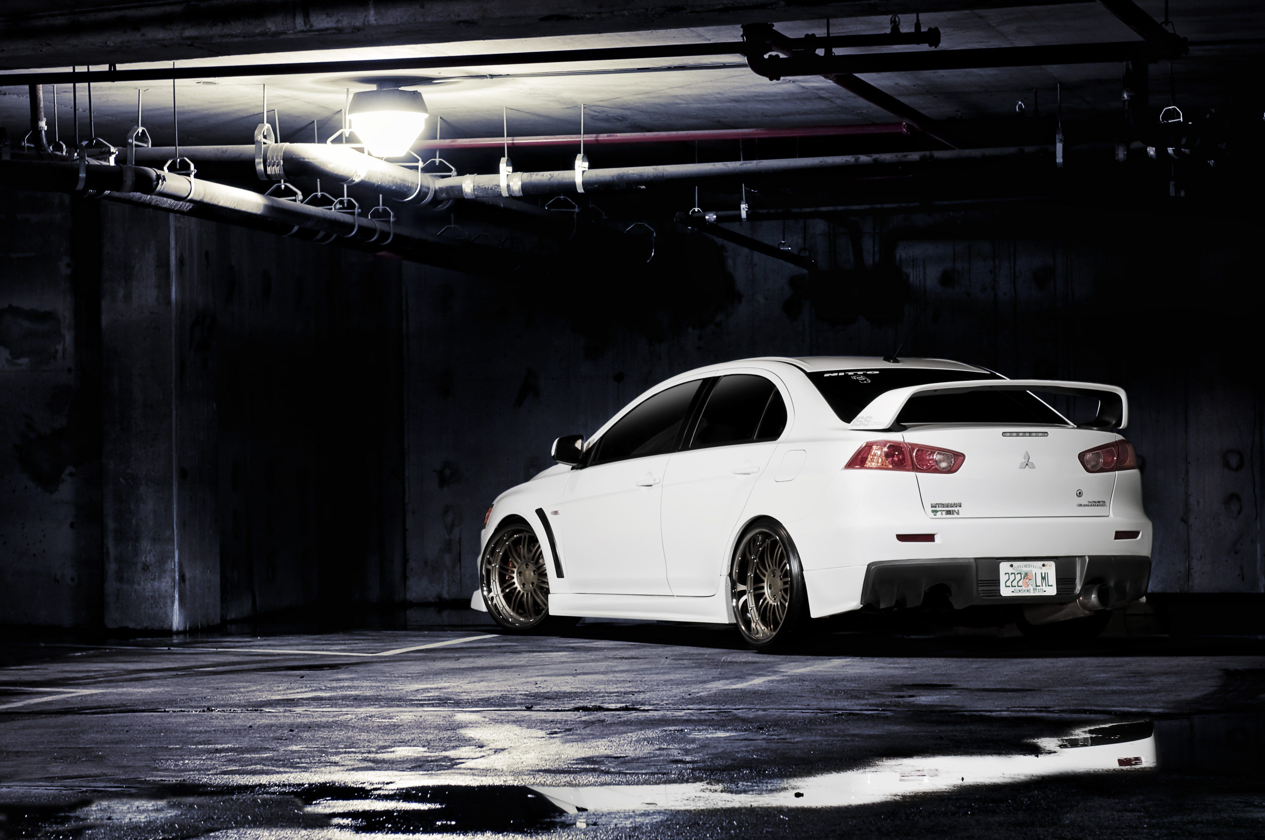 High definition picture of Mitsubishi lancer evolution desktop