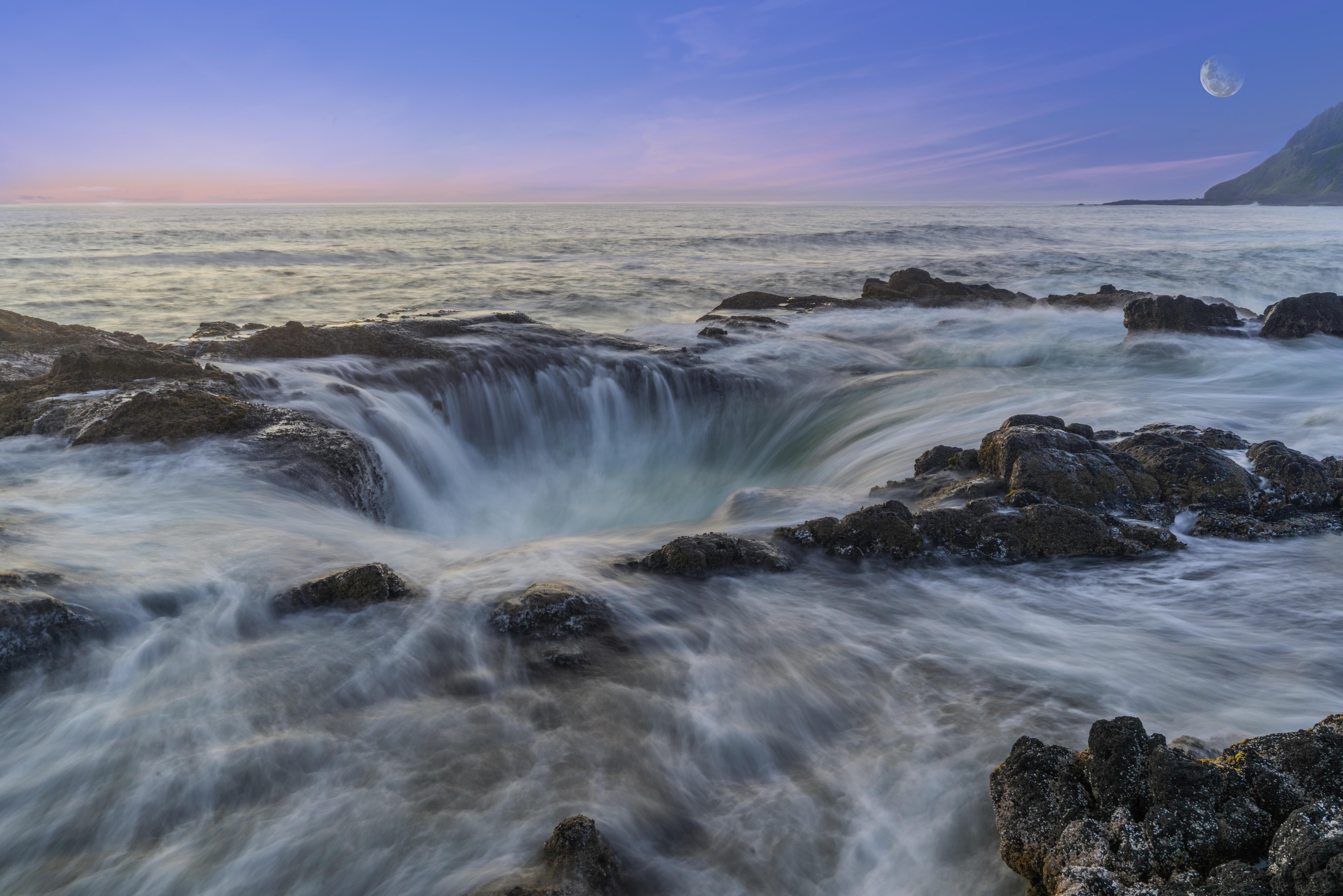Thors Well, the Sink Hole in Oregons Pacific Ocean 4K wallpaper