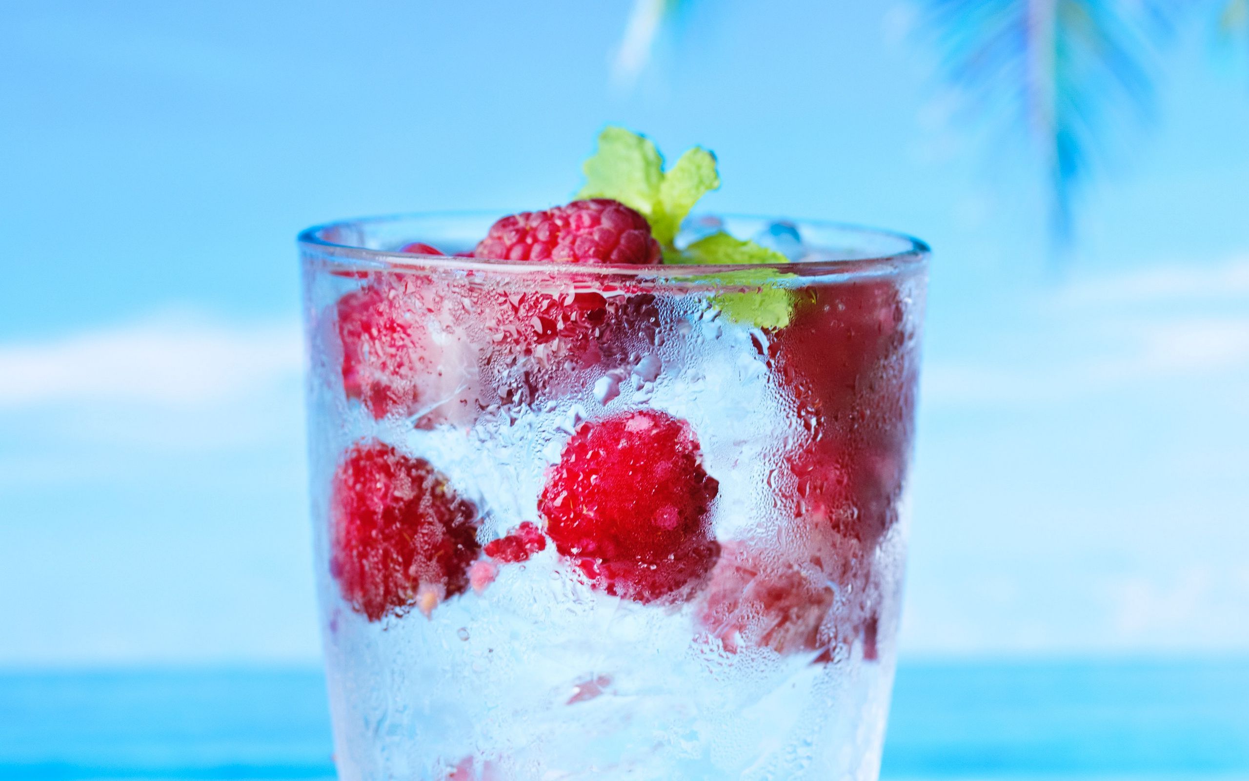 Download wallpaper 2560x1600 water, raspberry, drink, ice, drops