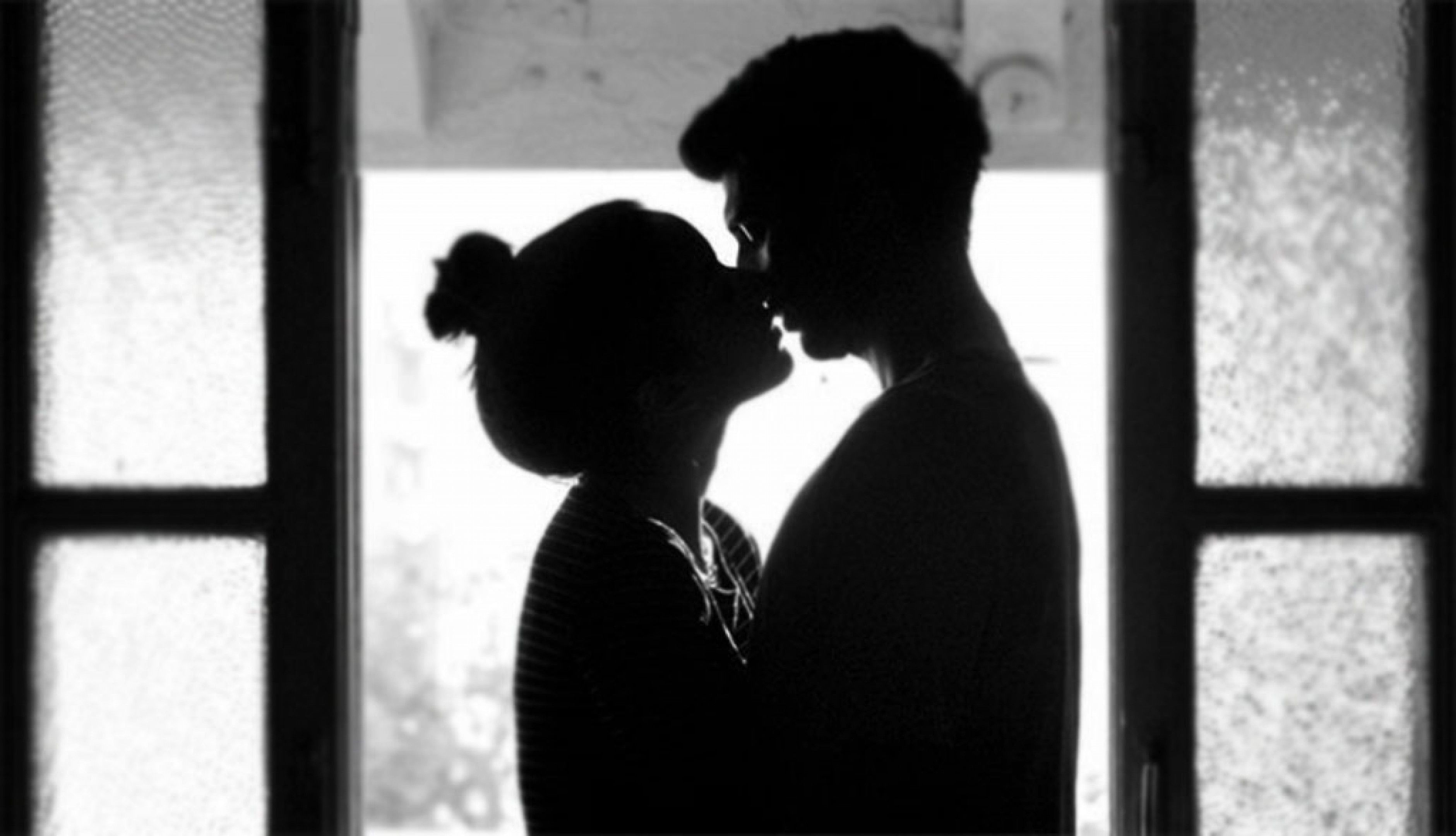 Shradha Kapoor Aditya Roy Kapoor Kissing Black And Jaanu Kissing Scene, Download Wallpaper