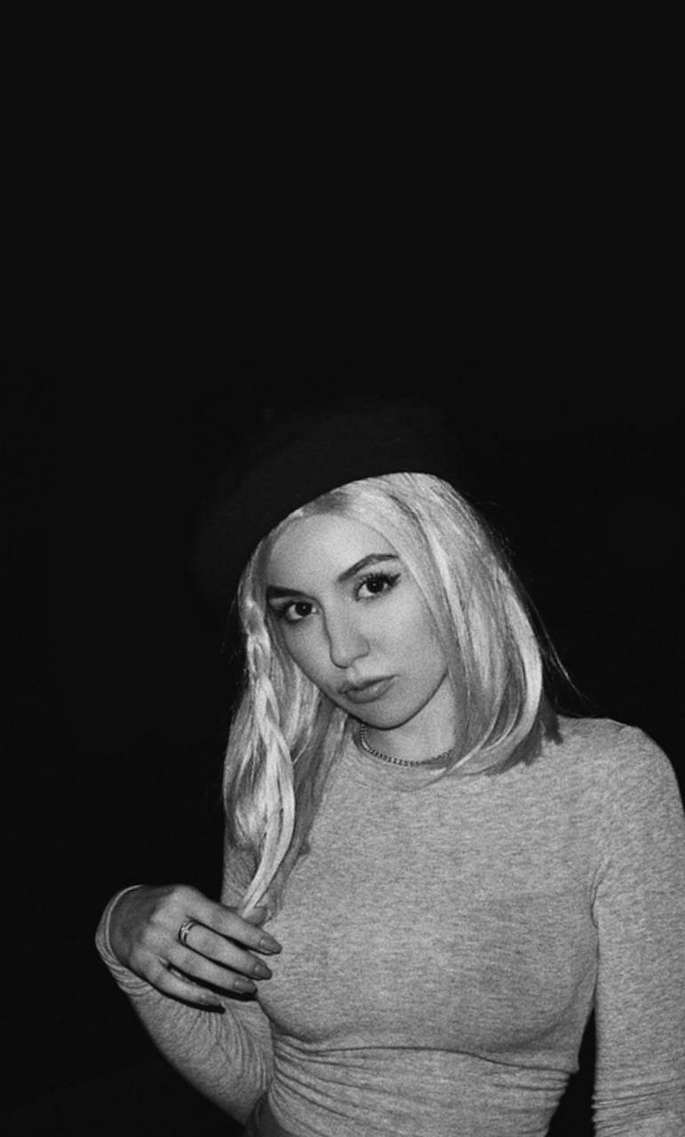 Ava Max wallpaper