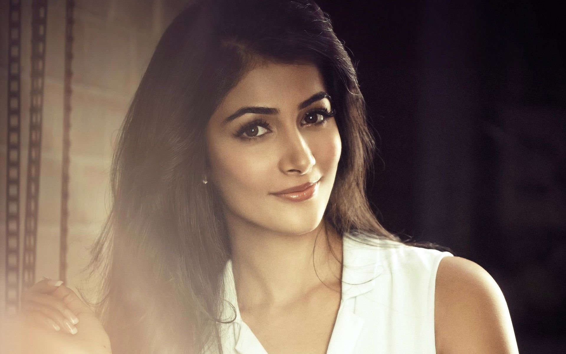 free desktop background for pooja hegde