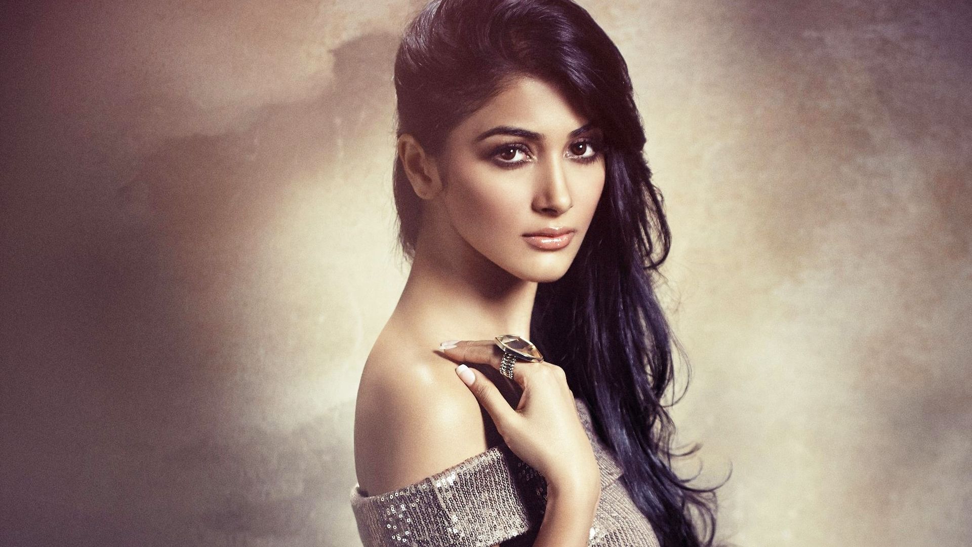 Free download pooja hegde Bollywood Actress Wallpaper HD 2015