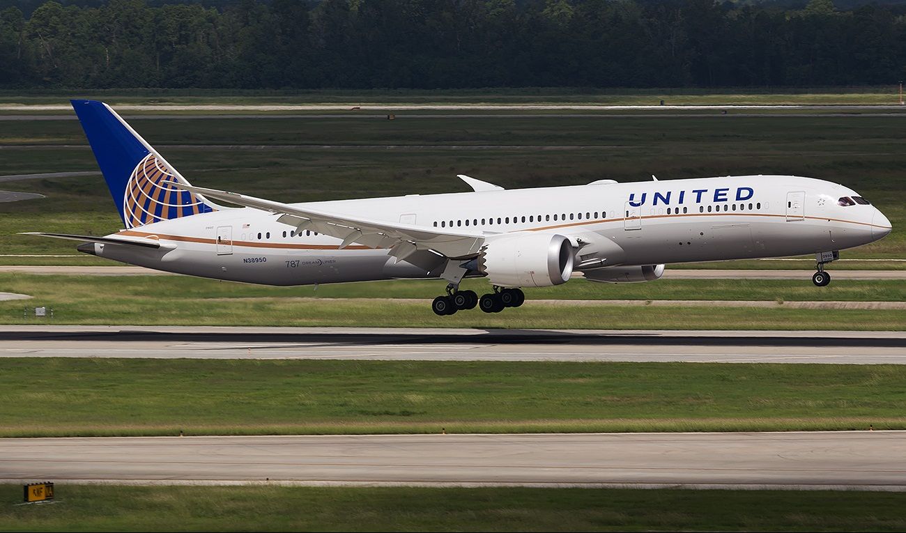 United Airlines Boeing 787 9 Touching Down Runway