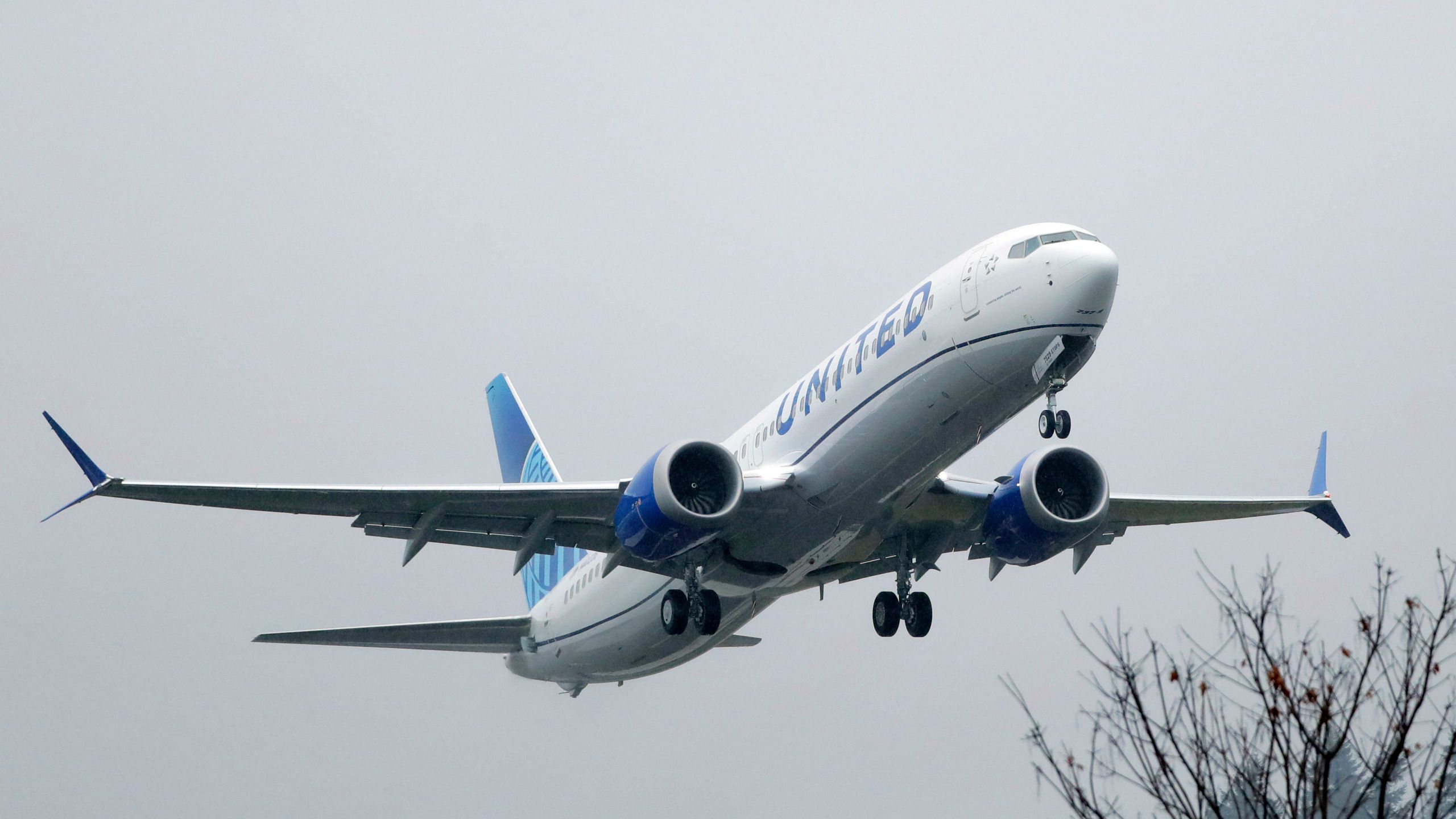 United Airlines warns of massive layoffs without federal aid