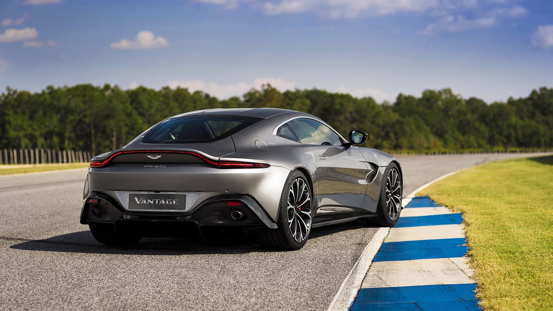 Aston Martin Vantage Wallpaper, Specs & Videos HD