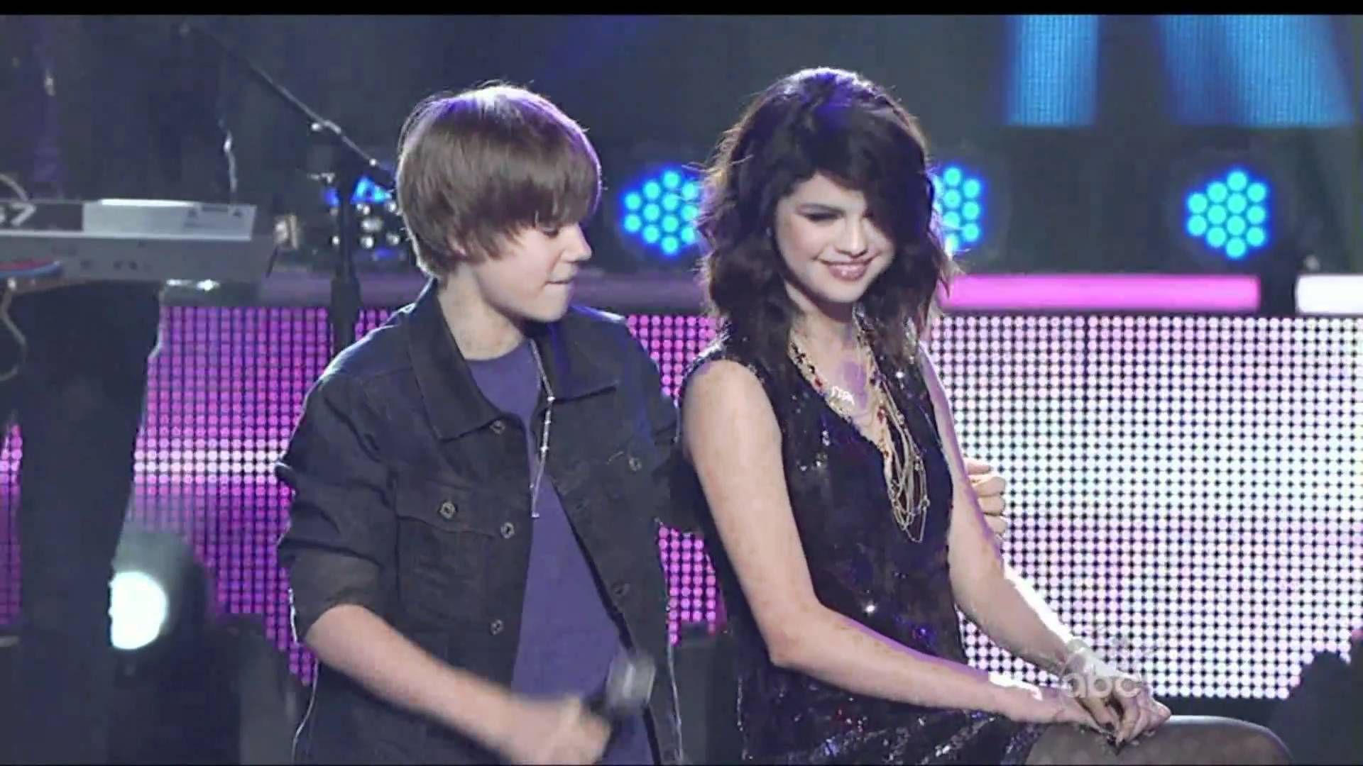 Justin Bieber Singing To Selena Gomez On Stage Less Lonely