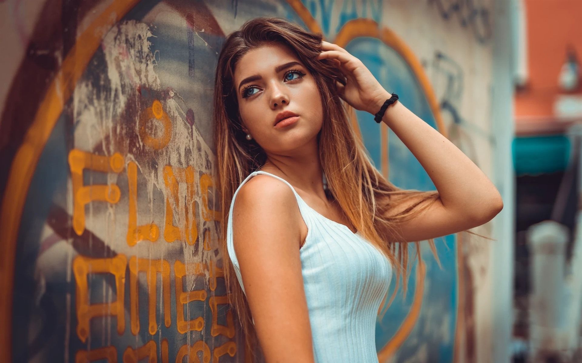 Wallpaper Brown hair girl, blue eyes, graffiti wall 1920x1200 HD