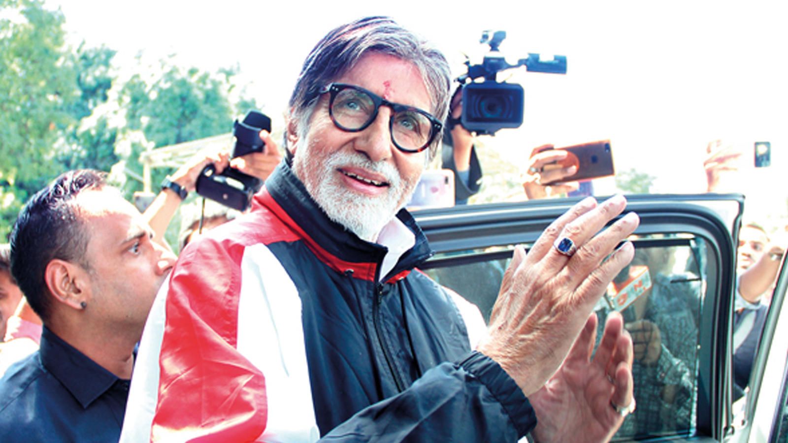 Amitabh Bachchan's special gesture for the crew of Gulabo Sitabo