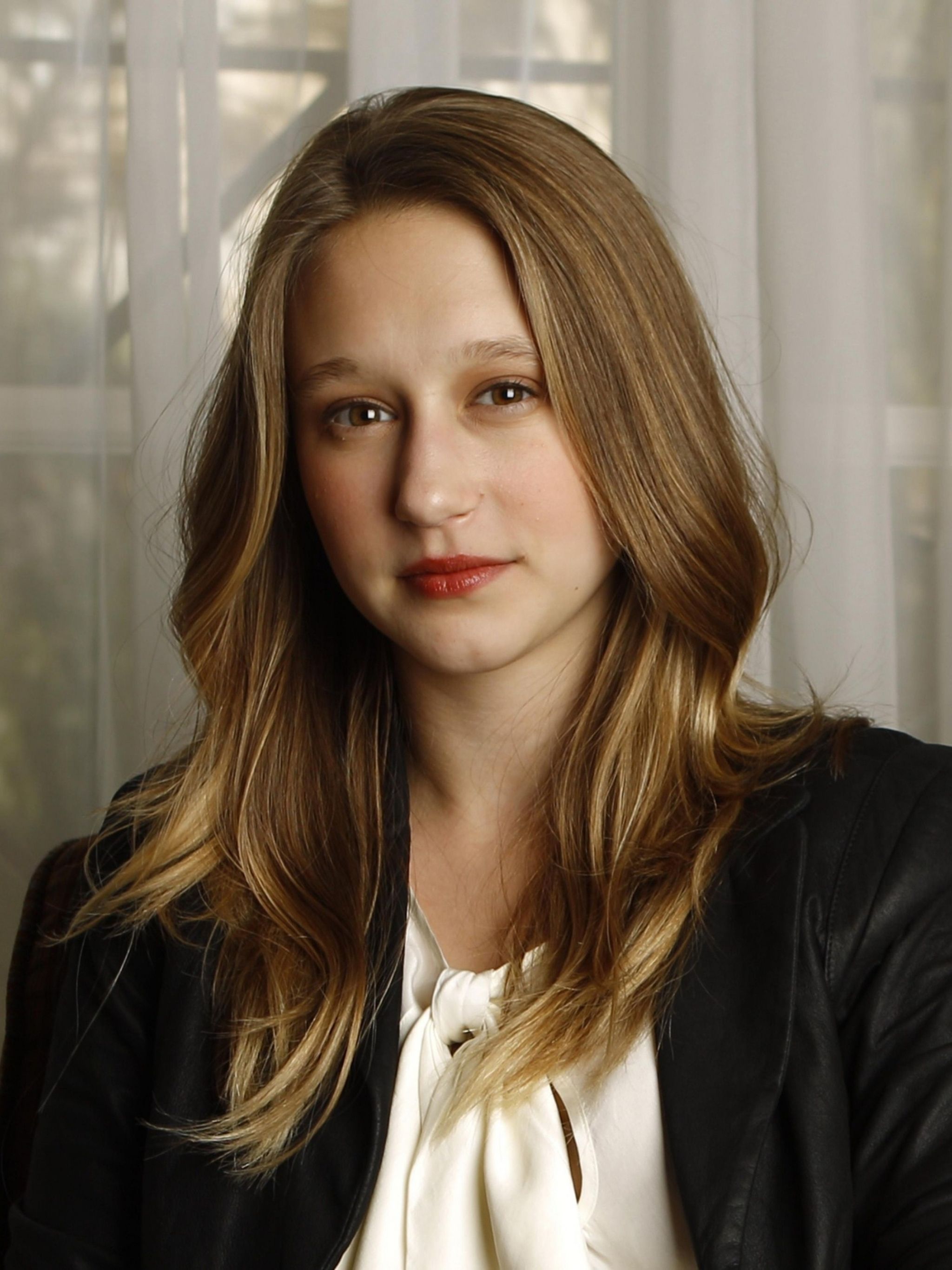 Taissa Farmiga iPhone Wallpapers - Wallpaper Cave