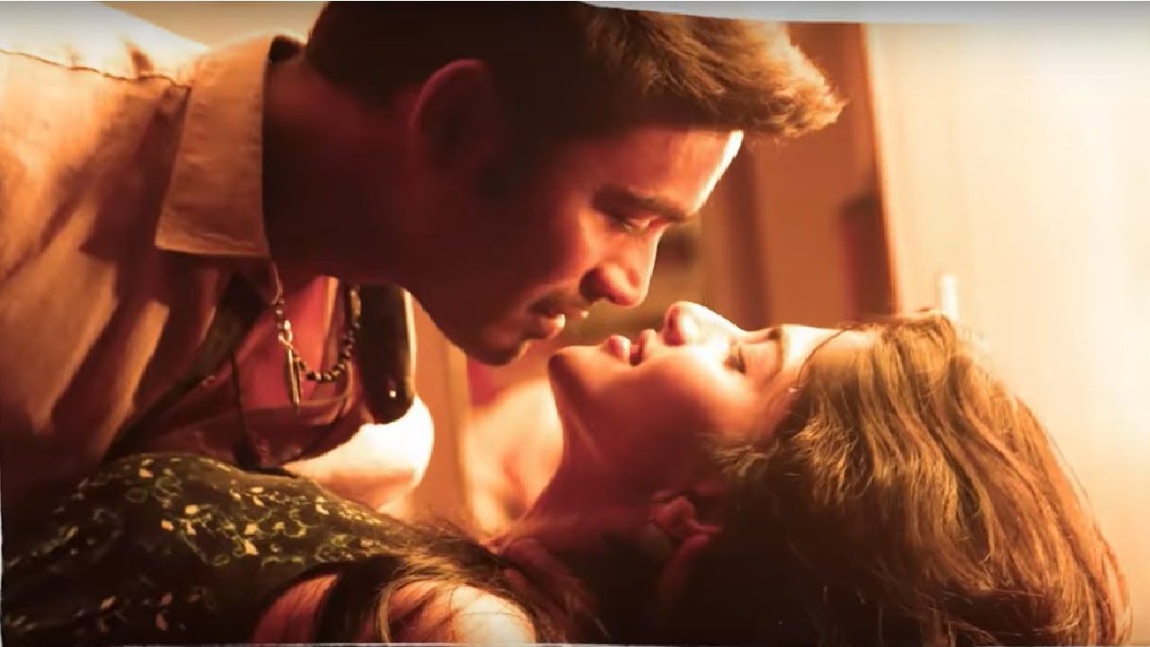 Enai Nokki Paayum Thotta Scene, Dhanush Megha Love Romance