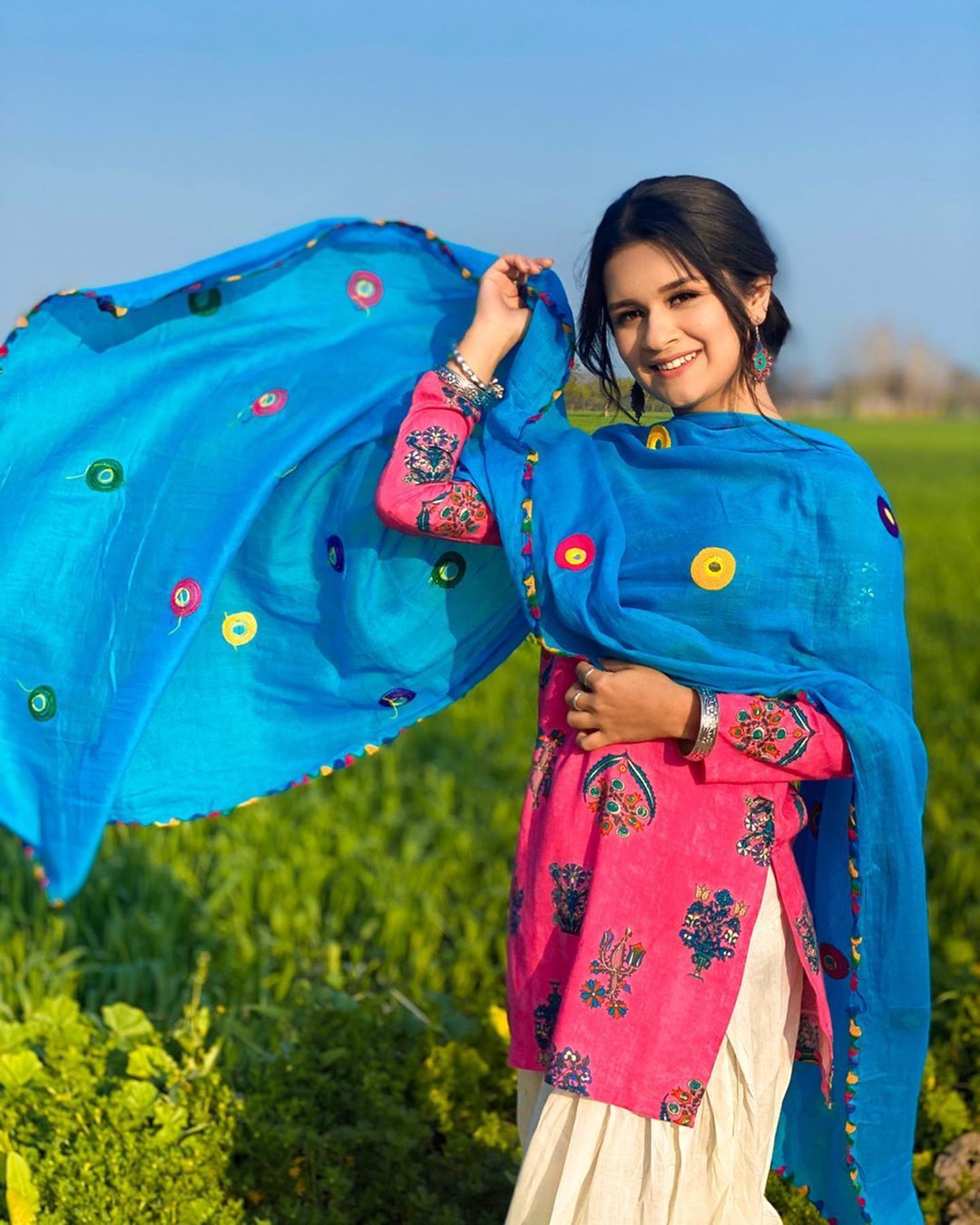 We can't stop gushing over Avneet Kaur's traditional outfits; See Pics