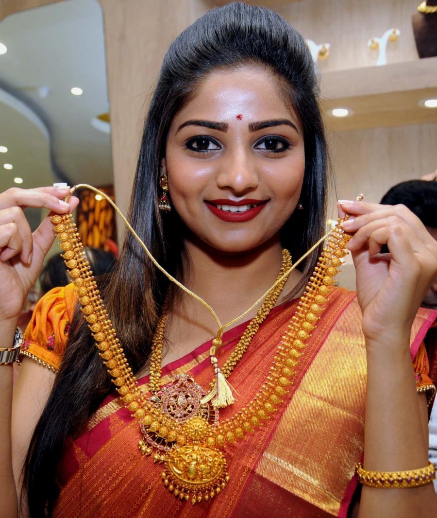 Bengaluru Rachita Ram In Orange Saree Inaugurates Jewelry