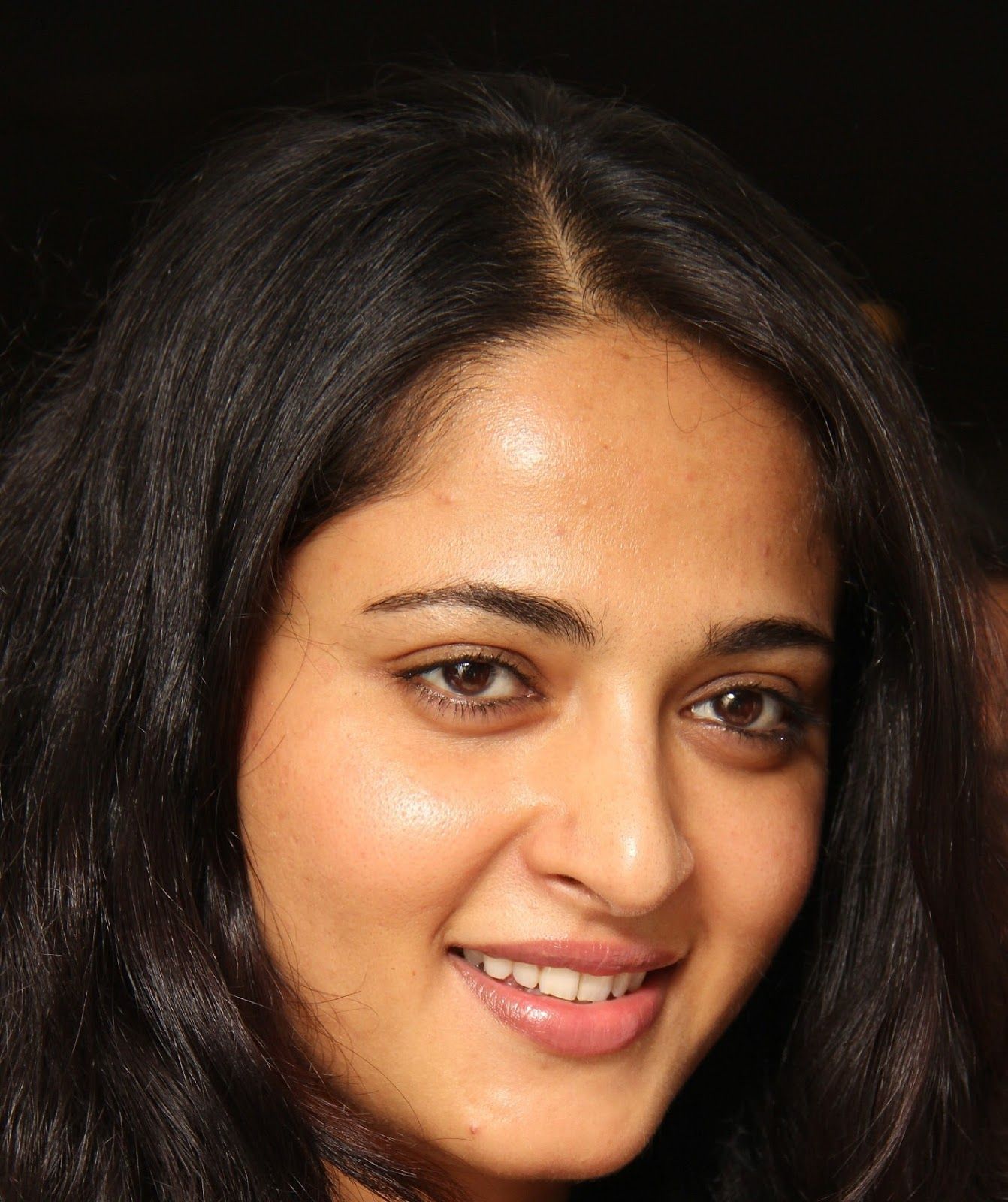 Actress Anushka Shetty Gorgeous Face Close Up Photo