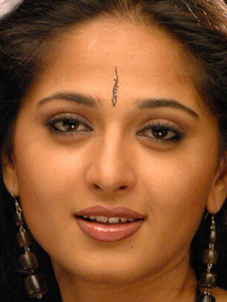 Anushka Close Up Stills, anushka Oily Face, anushka Shetty