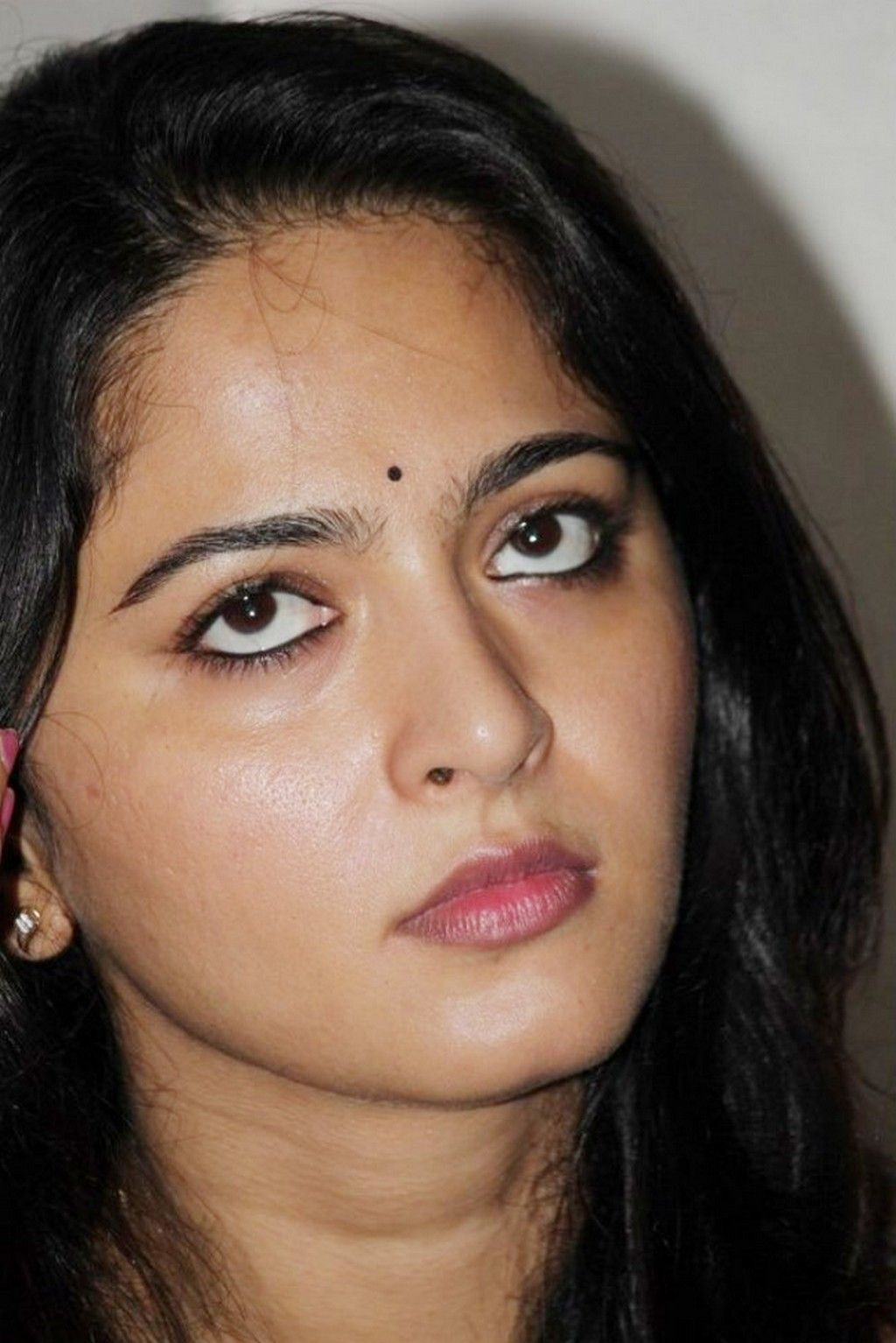South Actress Anushka Shetty Hot Face Close Up Photo